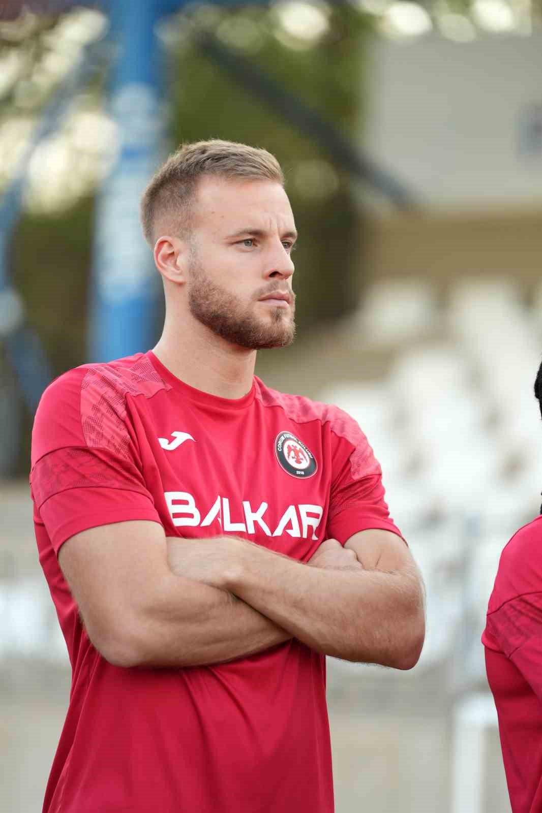 TRENDYOL SÜPER LİG EKİPLERİNDEN ÇORUM FK, MİLLÎ MAÇLAR NEDENİYLE LİGE VERİLEN ARADA GERÇEKLEŞTİRECEĞİ KAMP ÇALIŞMALARI İÇİN ANTALYA’DA TOPLANDI. KIRMIZI-SİYAHLI EKİP KAMPIN İLK İDMANINI SÜRDÜRDÜ.