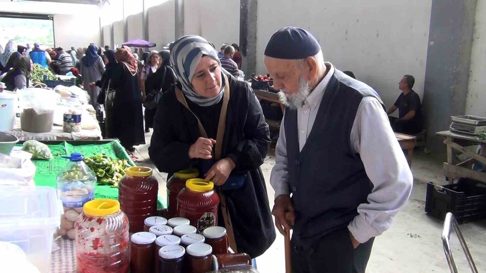SAFİYE YILMAZ’IN KENDİ ÜRETİMİ OLAN ERİŞTE, PEKMEZ, TARHANA, KUŞBURNU VE ÇEŞİTLİ YÖRESEL ÜRÜNLER TÜKETİCİLERLE BULUŞUYOR.
