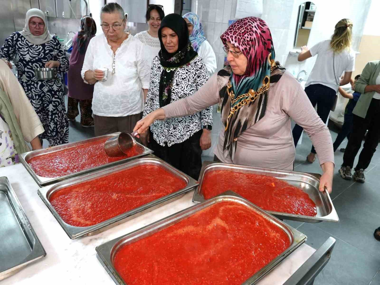 DENİZLİ BÜYÜKŞEHİR BELEDİYESİ, KENTİN KÖKLÜ MUTFAK KÜLTÜRÜNÜ YAŞATMAK VE GELENEKSEL TARİFLERİ GELECEK KUŞAKLARA AKTARMAK AMACIYLA "GEÇMİŞTEN GELEN LEZZETLER, GELECEĞE KALAN TARİFLER" TEMASIYLA GELENEKSEL LEZZETLER ATÖLYE SERİSİNİ BAŞLATTI. SERİNİN İLK ETKİNLİĞİ OLAN TARHANA YAPIMI ATÖLYESİ YOĞUN İLGİ GÖRÜRKEN, SIRADAKİ ERİŞTE YAPIMI ATÖLYESİ İÇİN BAŞVURULAR BAŞLADI.