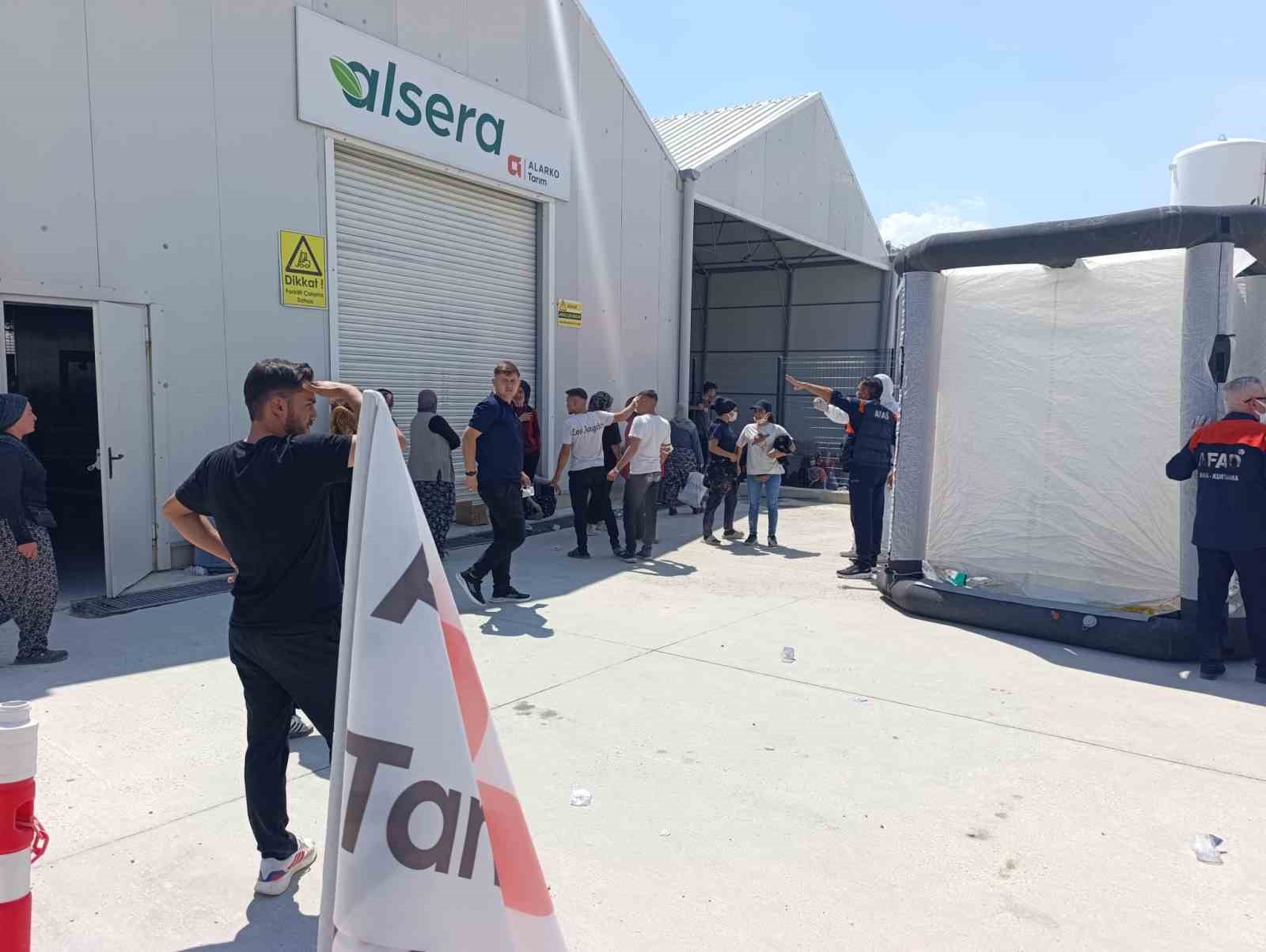 AFYONKARAHİSAR'DAKİ BİR SERADA YAPILAN İLAÇLAMA SIRASINDA, İLK BELİRLEMEYERE GÖRE YAKLAŞIK 40 KİŞİNİN ZEHİRLENDİĞİ, 10 KİŞİNİN HASTANEYE KALDIRILDIĞI BİLDİRİLDİ.