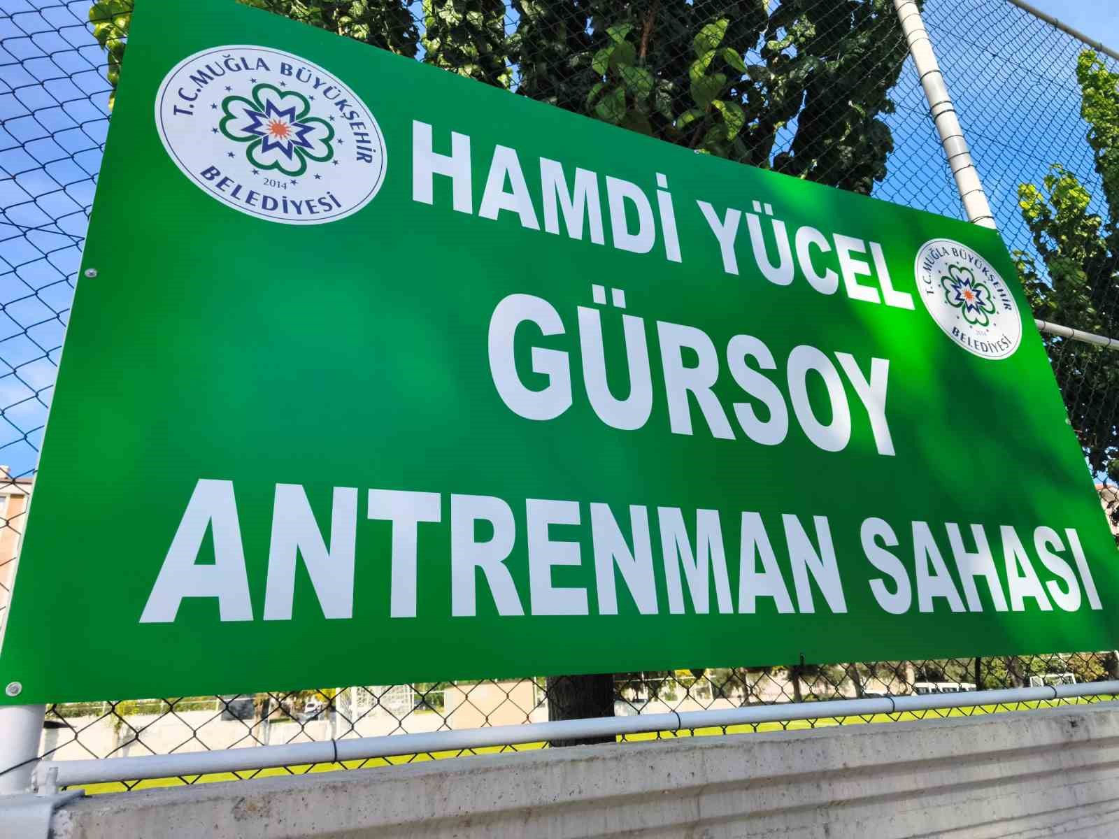 MUĞLASPOR’UN AKYOL TESİSLERİ ÖNÜNDE BULUNAN ANTRENMAN SAHASINA, KULÜBÜN ESKİ BAŞKANLARINDAN HAMDİ YÜCEL GÜRSOY’UN ADI VERİLDİ. BAŞKAN MENAF KIYANÇ, KARARIN MUĞLASPOR’A EMEK VEREN İSİMLERE DUYULAN VEFA VE SAYGININ GÖSTERGESİ OLDUĞUNU SÖYLEDİ.