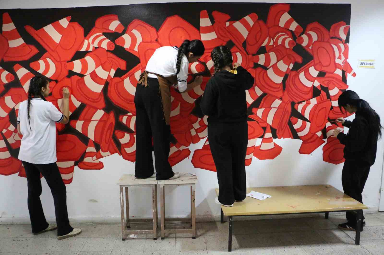 DİYARBAKIR’DA GÜZEL SANATLAR LİSESİ ÖĞRENCİLERİ, KENDİLERİNİ TUVALLERLE SINIRLAMAYARAK OKUL DUVARLARINI SANATSAL FİGÜRLERLE RENKLENDİRİYOR.