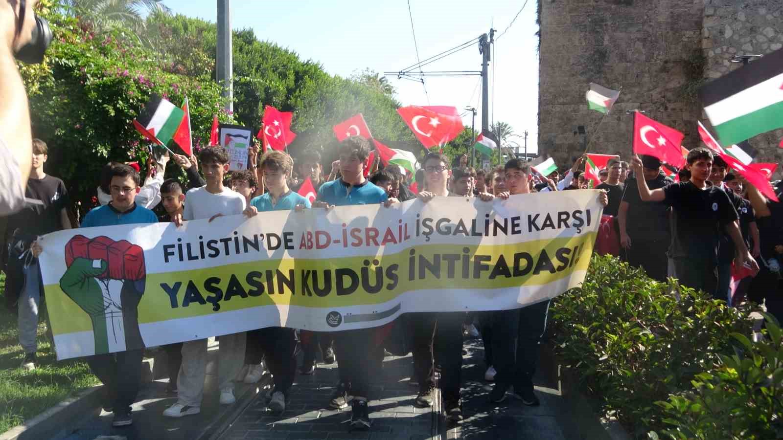 ANTALYA'DA, İSRAİL'İN GAZZE'YE YÖNELİK SALDIRILARININ ÜÇÜNCÜ YIL DÖNÜMÜNDE FİLİSTİN'E DESTEK AMACIYLA YÜRÜYÜŞ DÜZENLENDİ. 26 İMAM HATİP OKULUNDAN YAKLAŞIK 4 BİN GÖNÜLLÜ İMAM HATİP ÖĞRENCİSİ KATILDI. YÜRÜYÜŞTE, TÜRKİYE VE FİLİSTİN BAYRAKLARI TAŞINDI, FİLİSTİN'E DESTEK SLOGANLARI ATILDI.