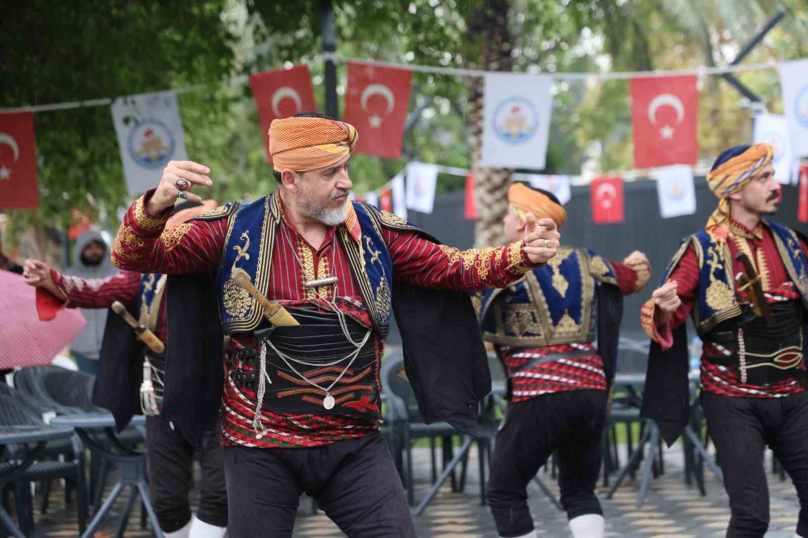 ADANA’NIN KOZAN İLÇESİNDE, DÜNYA VE OLİMPİYAT ŞAMPİYONU MİLLİ GÜREŞÇİ İSMET ATLI’NIN ADINI YAŞATMAK AMACIYLA BU YIL 10’UNCUSU DÜZENLENEN GELENEKSEL İSMET ATLI KARAKUCAK GÜREŞLERİ, YAĞMURA RAĞMEN GERÇEKLEŞTİRİLEN KORTEJ YÜRÜYÜŞÜYLE BAŞLADI.