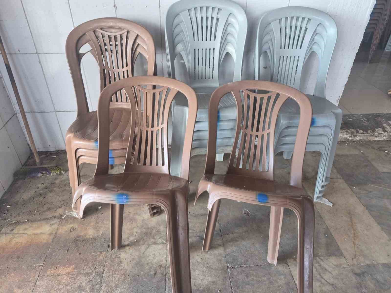AFYONKARAHİSAR’IN BOLVADİN İLÇESİNDE CENAZE, DÜĞÜN VE ÖZEL GÜNLERİNDE ÜCRETSİZ KULLANMASI İÇİN MUHTARLIĞA ALDIĞI 400 SANDALYE VE 40 MASANIN 3 AY İÇİNDE KIRILIP, ÇALINMASINA MAHALLE MUHTARI TEPKİ GÖSTERDİ.
