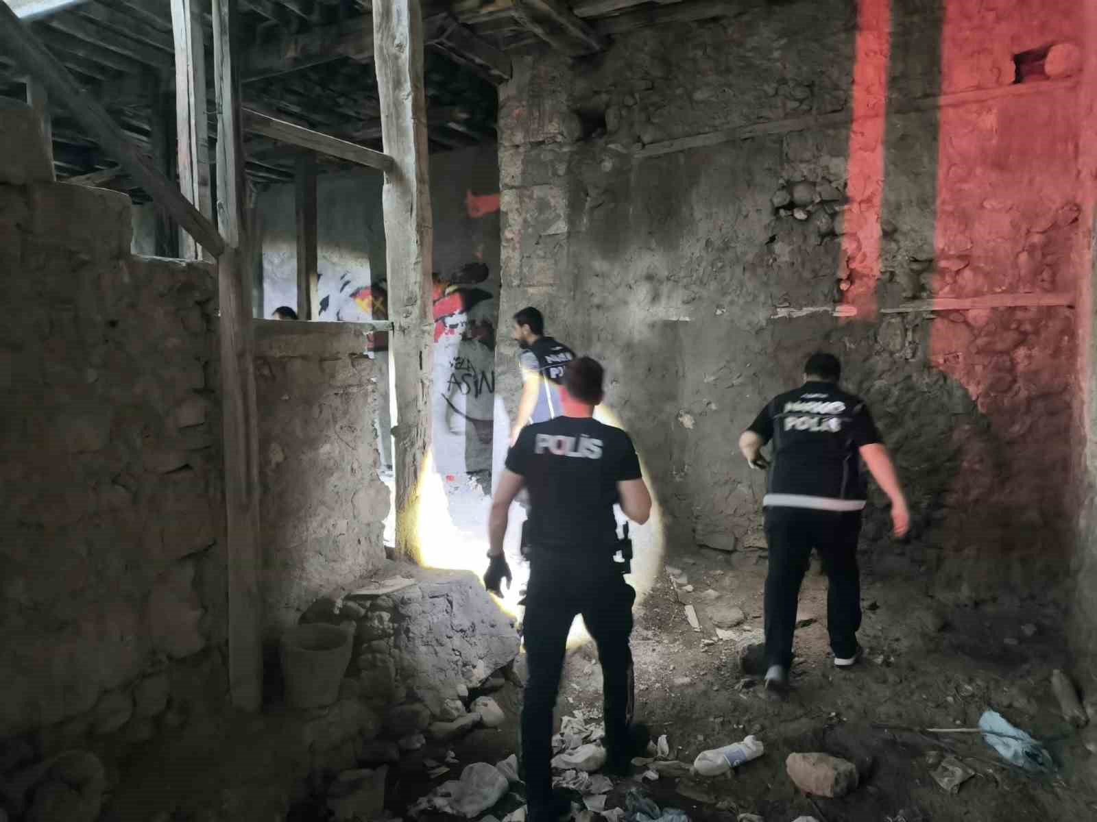 ADANA’NIN KOZAN İLÇESİNDE UYUŞTURUCU VE UYARICI MADDELERİN KULLANIMININ VE TİCARETİNİN ÖNLENMESİNE YÖNELİK GERÇEKLEŞTİRİLEN DENETİMLERDE 411 KİŞİ KONTROL EDİLİRKEN, SİLAHLI TERÖR ÖRGÜTÜNE ÜYE OLMAK SUÇUNDAN ARANAN 1 KİŞİ YAKALANDI.