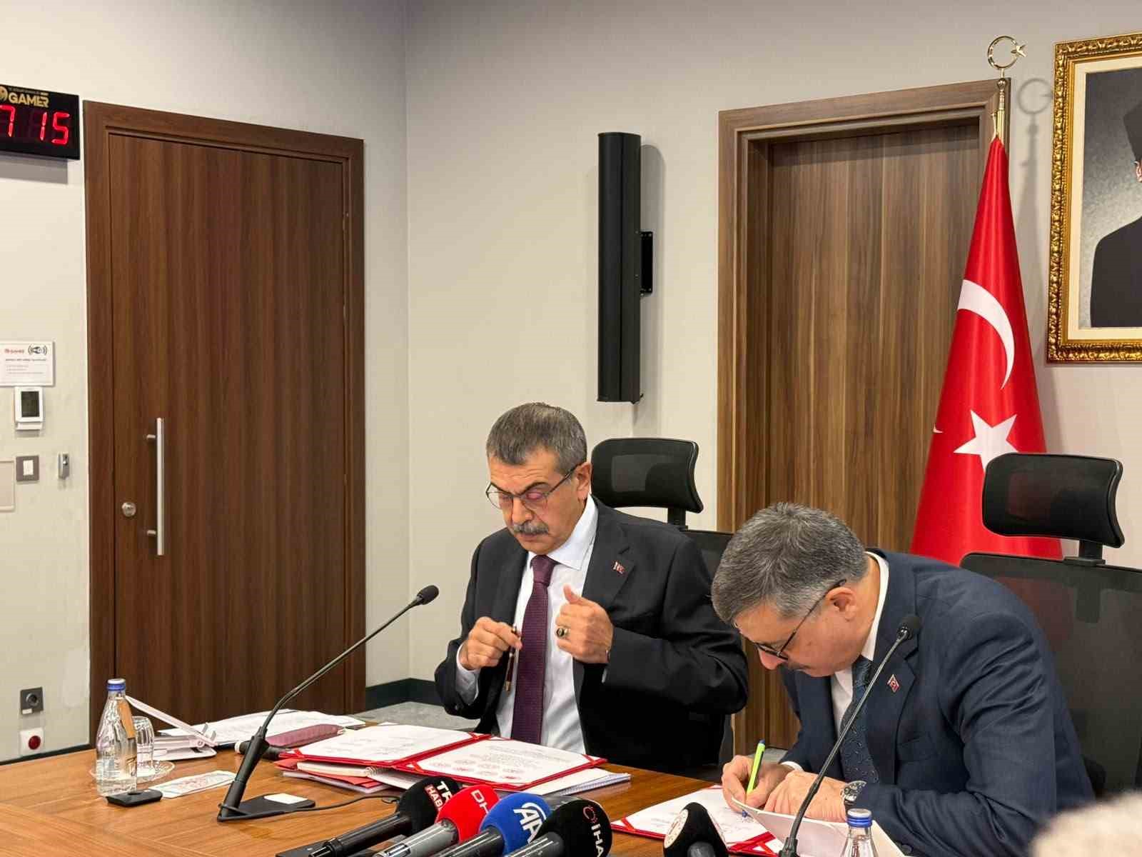 İÇİŞLERİ BAKANI MUSTAFA ÇİFTÇİ, "İLK DEFA BU SENE OKULLARIMIZDA 31 BİN TANE BAHÇE GÖREVLİSİ İSTİHDAM ETMİŞ OLDUK" DEDİ.