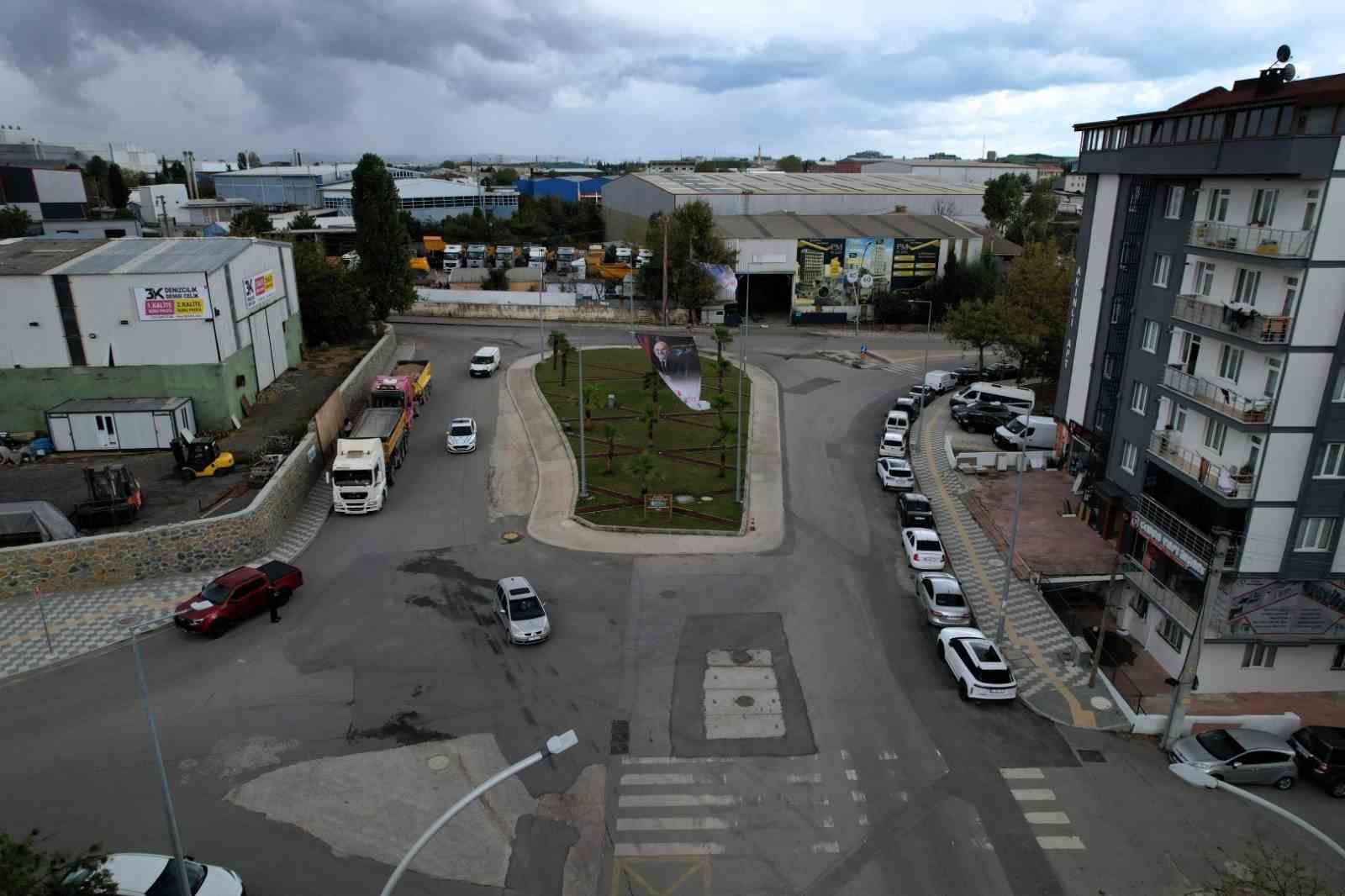 GEBZE’DE ALTYAPISI TAMAMLANAN BÖLGELERDE ÜSTYAPI YENİLEME ÇALIŞMALARI KAPSAMINDA 5 BİN TON ASFALT SERİLECEK. YAKLAŞIK 1 KİLOMETRELİK GÜZERGAHTA KAVŞAK, YOL VE KALDIRIMLAR YENİDEN DÜZENLENİRKEN, TRAFİK AKIŞININ DAHA GÜVENLİ VE KONTROLLÜ HALE GETİRİLMESİ AMAÇLANIYOR.