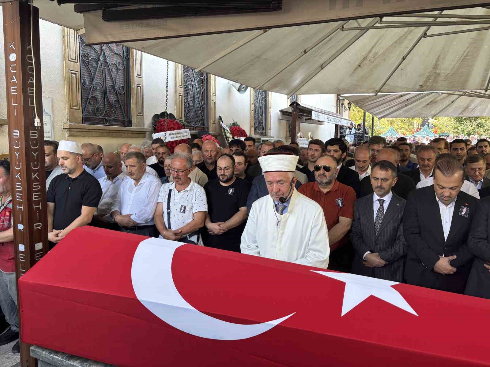 AK PARTİ 23 VE 24. DÖNEM KOCAELİ MİLLETVEKİLİ AZİZE SİBEL GÖNÜL, İZMİT’TE KILINAN CENAZE NAMAZININ ARDINDAN KENT MEZARLIĞI’NDA TOPRAĞA VERİLDİ.
