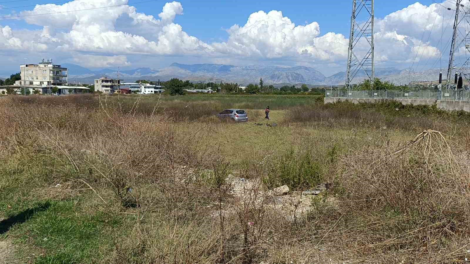 MANAVGAT İLÇESİNDE OTOMOBİL KONTROLDEN ÇIKARAK TARLAYA UÇTU