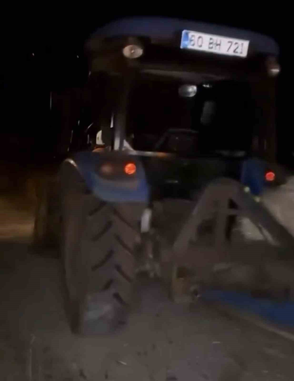 TOKAT’TA DİĞER SÜRÜCÜLERİN KAZAYI FARK ETMESİ İÇİN YOLA SAMAN BALYASI KOYAN TRAKTÖR SÜRÜCÜSÜNE OTOMOBİL ÇARPTI. KAZADA YARALANAN 2 KİŞİ HASTANEDE TEDAVİ ALTINA ALINDI.