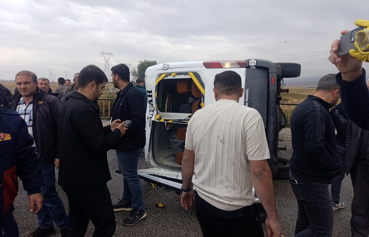 HAKKARİ'NİN YÜKSEKOVA İLÇESİNDE OKUL SERVİSİNİN DEVRİLMESİ SONUCU 10 ÖĞRENCİ YARALANDI.