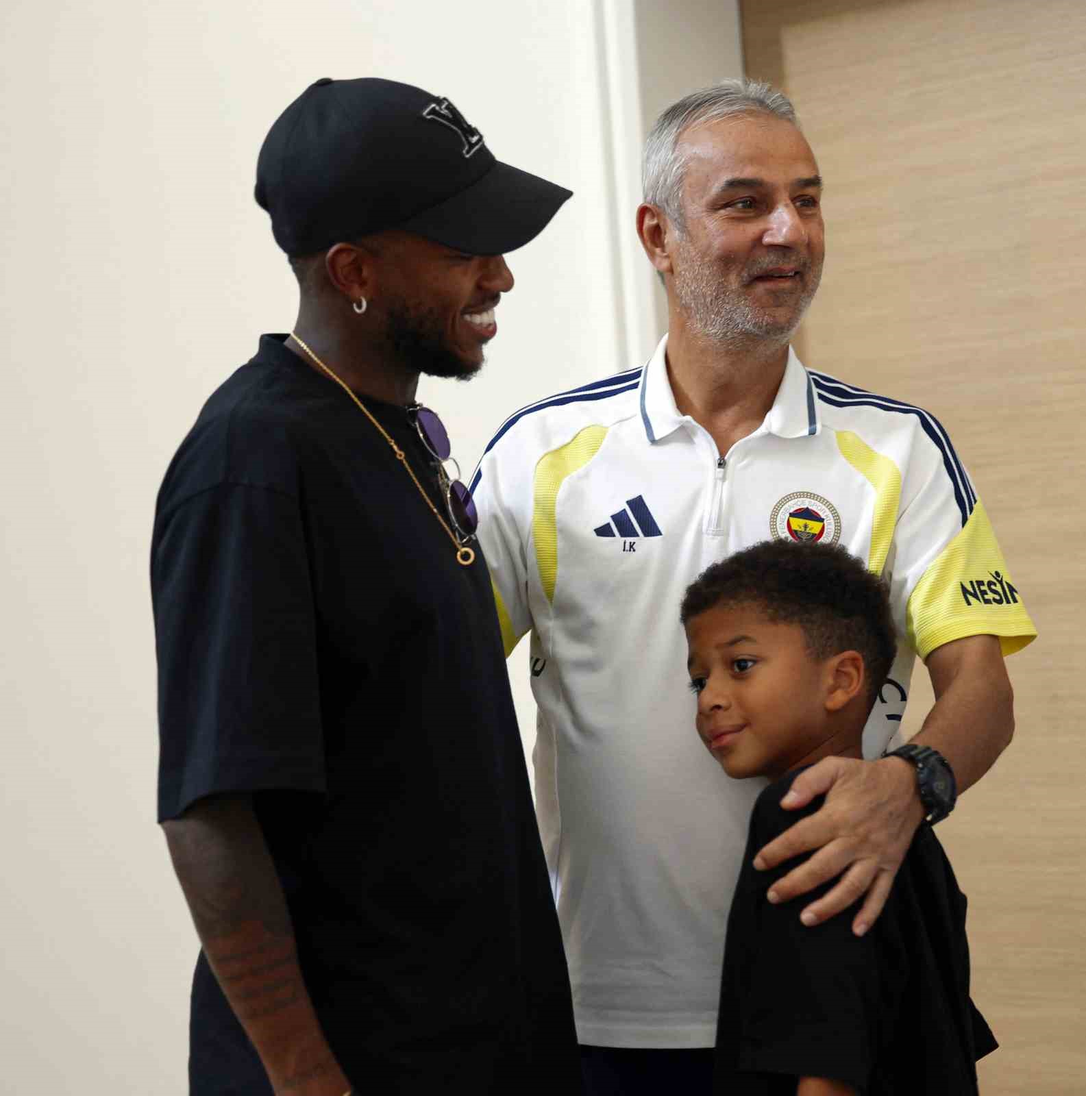 FENERBAHÇE'DE 3 SEZON FORMA GİYEN VE GEÇTİĞİMİZ GÜNLERDE ATLETİCO MİNEİRO TAKIMINA TRANSFERİ GERÇEKLEŞEN BREZİLYALI FUTBOLCU FRED, TAKIM ARKADAŞLARI VE BAŞKAN AZİZ YILDIRIM'LA VEDALAŞTI.
