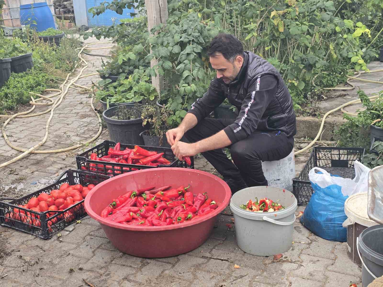 YOZGAT'IN SORGUN İLÇESİNDE YAŞAYAN ÜÇ ARKADAŞ DOĞAL, HİJYENİK VE EKONOMİK OLMASININ YANI SIRA EŞLERİNE DE YARDIMCI OLMAK İÇİN GELENEKSEL USULDE SALÇA KAYNATTI.