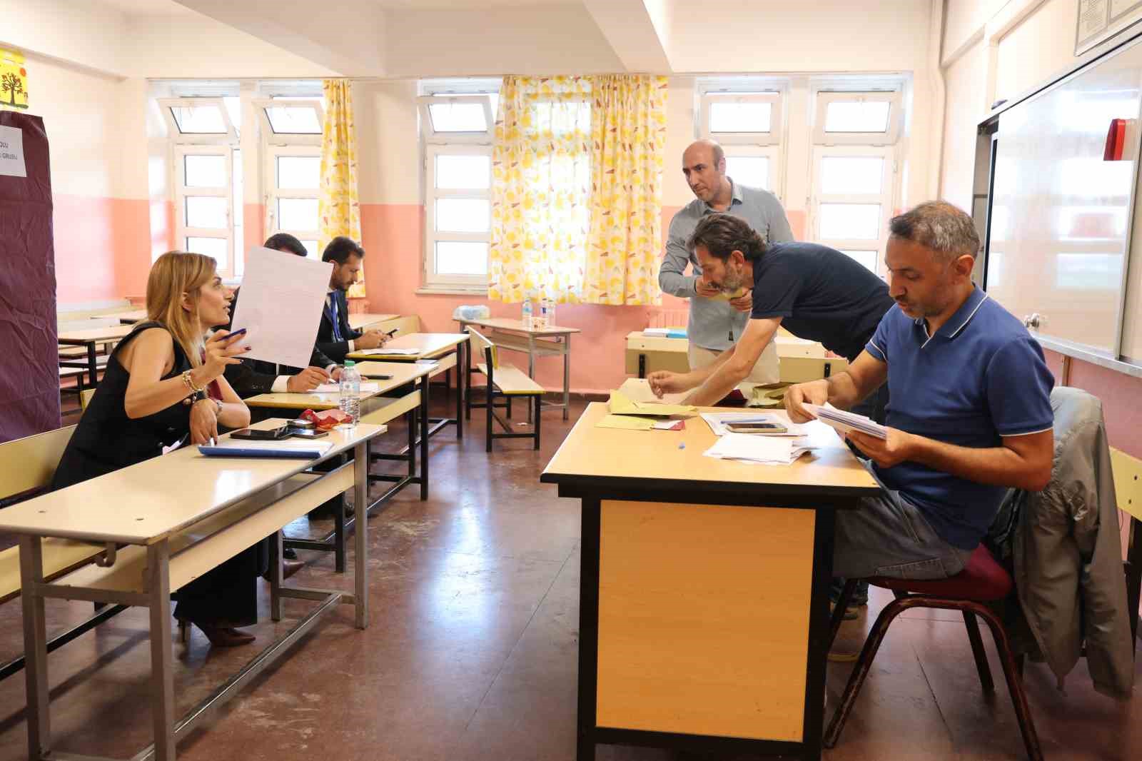 BUGÜN YAPILAN ELAZIĞ TİCARET VE SANAYİ ODASI ORGAN SEÇİMLERİNDE, OY SAYIM İŞLEMLERİNİN ARDINDAN MEVCUT BAŞKAN İDRİS ALAN YENİ DÖNEM İÇİN YENİDEN GÖREVE SEÇİLDİ