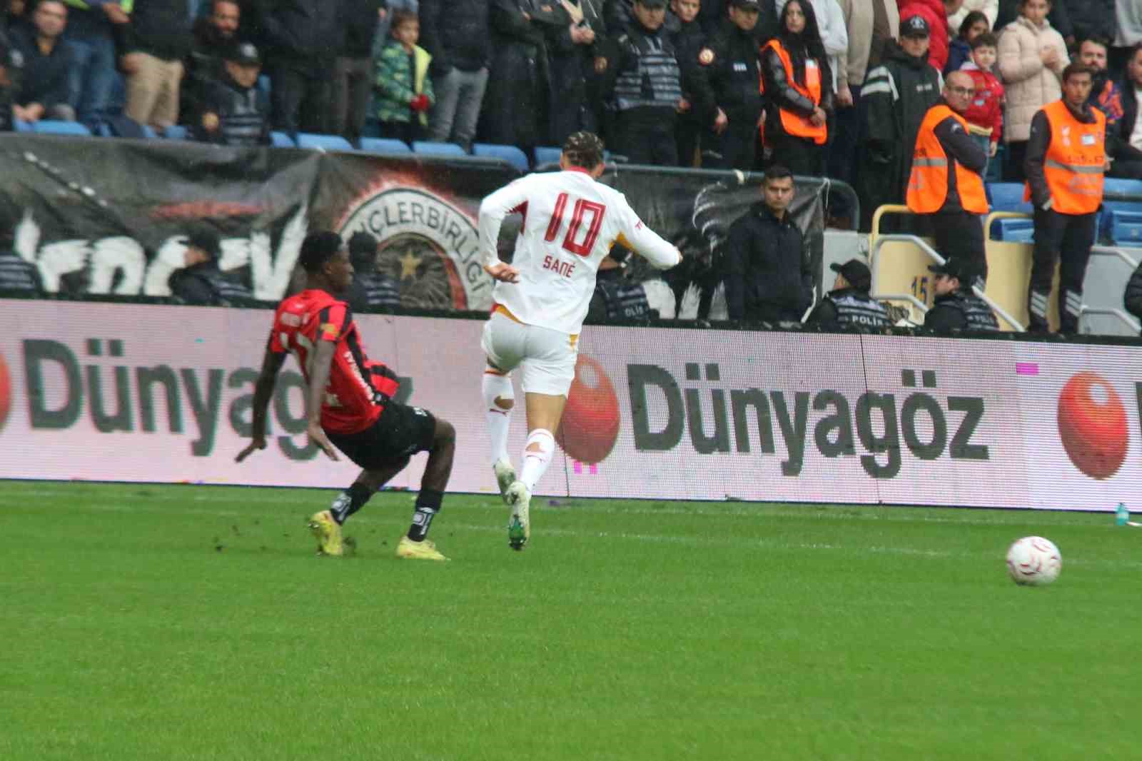 TRENDYOL SÜPER LİG'İN 8. HAFTASINDA GENÇLERBİRLİĞİ, GALATASARAY'I AĞIRLIYOR. MÜSABAKANIN İLK 15 DAKİKASI GOLSÜZ EŞİTLİKLE GEÇİLDİ.