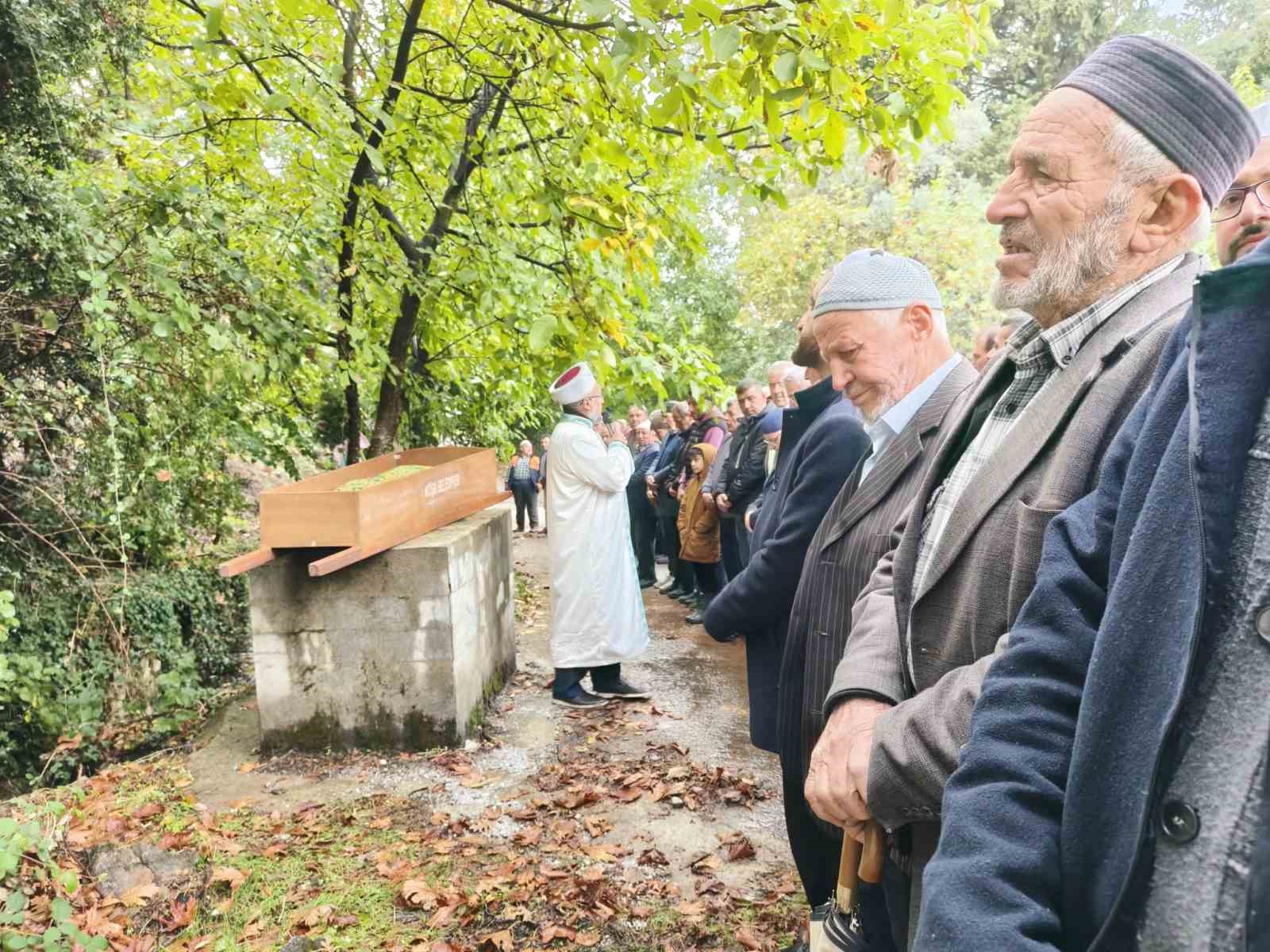 AYDIN’IN KÖŞK İLÇESİNDEKİ KALDIĞI ÖĞRENCİ YURDUNDA KALP KRİZİ GEÇİREREK HAYATINI KAYBEDEN 11 YAŞINDAKİ HAMZA BAYDUR, GÖZYAŞLARI İÇİNDE TOPRAĞA VERİLDİ.