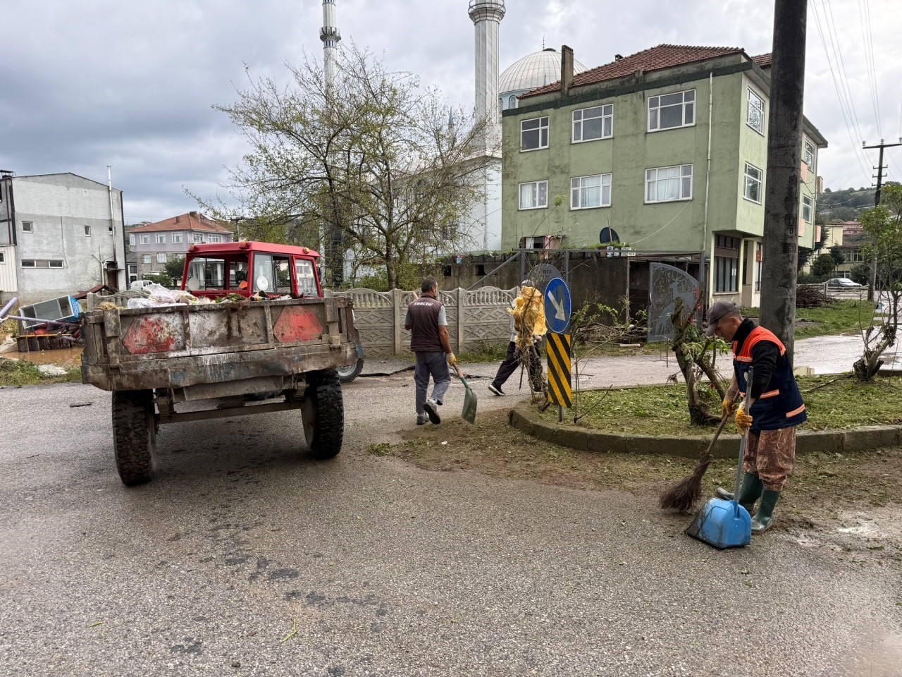 SAKARYA'NIN KARASU İLÇESİNDE KUVVETLİ SAĞANAK YAĞIŞ SONRASI BARAJ SULARININ TAŞMASIYLA SULAR ALTINDA KALAN DARIÇAYIRI MAHALLESİ'NDE EKİPLERİN ÇALIŞMALARI SÜRÜYOR