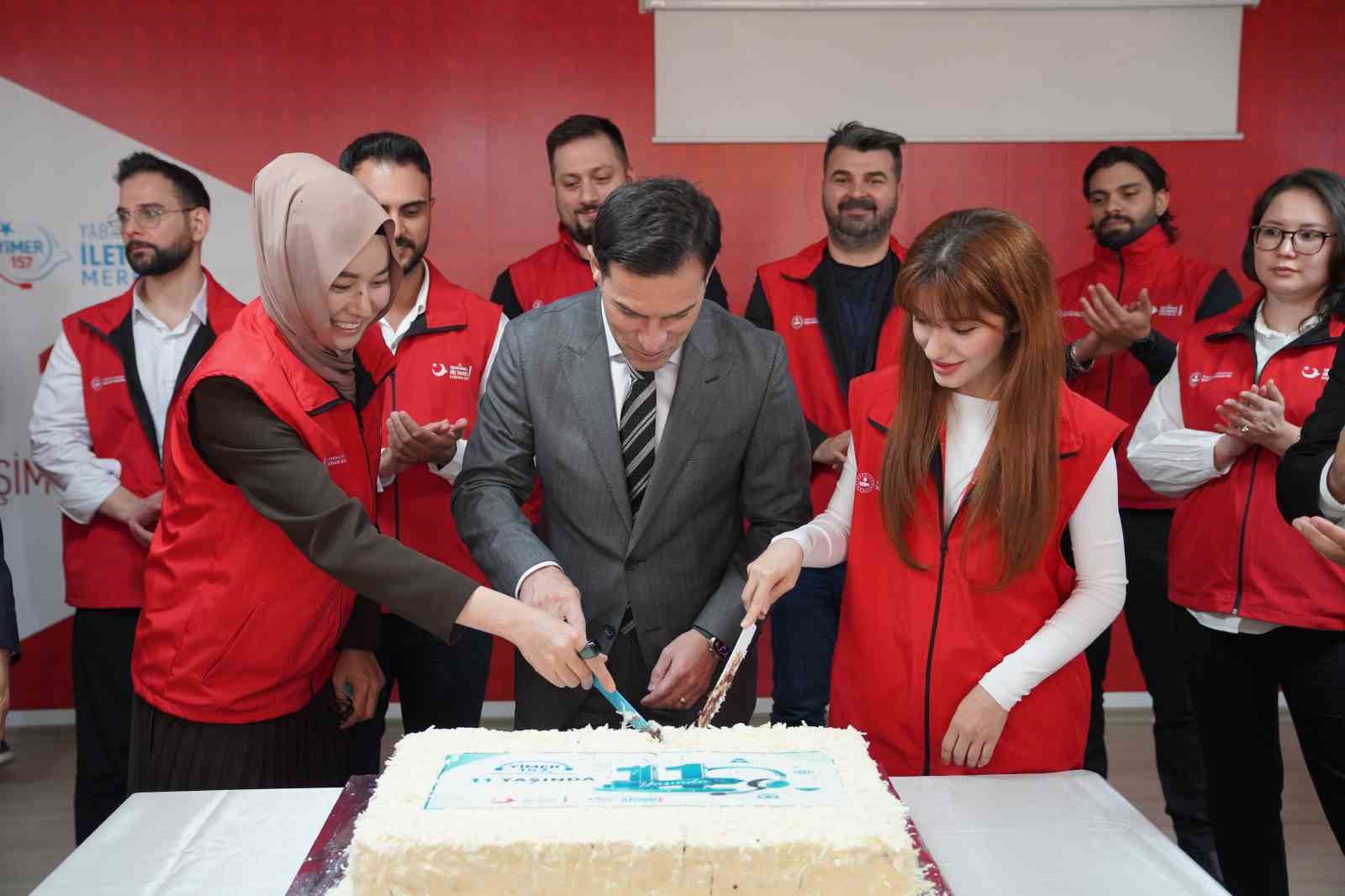 YABANCILAR İLETİŞİM MERKEZİ'NİN (YİMER 157) 11’İNCİ KURULUŞ YIL DÖNÜMÜ DOLASIYLA ÇAĞRI MERKEZİNİ ZİYARET EDEN GÖÇ İDARESİ BAŞKANI MUHAMMET SELAMİ YAZICI, MERKEZİN 11 YILDA 27 MİLYON 713 BİN ÇAĞRIYI KARŞILADIĞINI BİLDİRDİ.