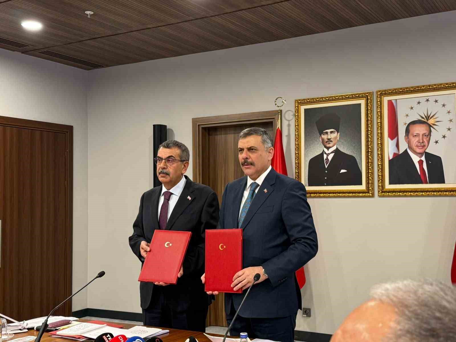 İÇİŞLERİ BAKANI MUSTAFA ÇİFTÇİ, "İLK DEFA BU SENE OKULLARIMIZDA 31 BİN TANE BAHÇE GÖREVLİSİ İSTİHDAM ETMİŞ OLDUK" DEDİ.