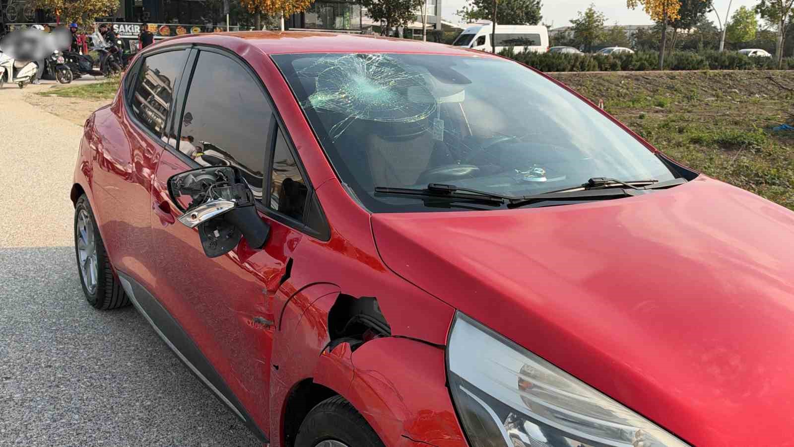 DÜZCE’DE OTOMOBİL İLE MOTOKURYENİN ÇARPIŞTIĞI KAZADA 2 KİŞİ YARALANDI.