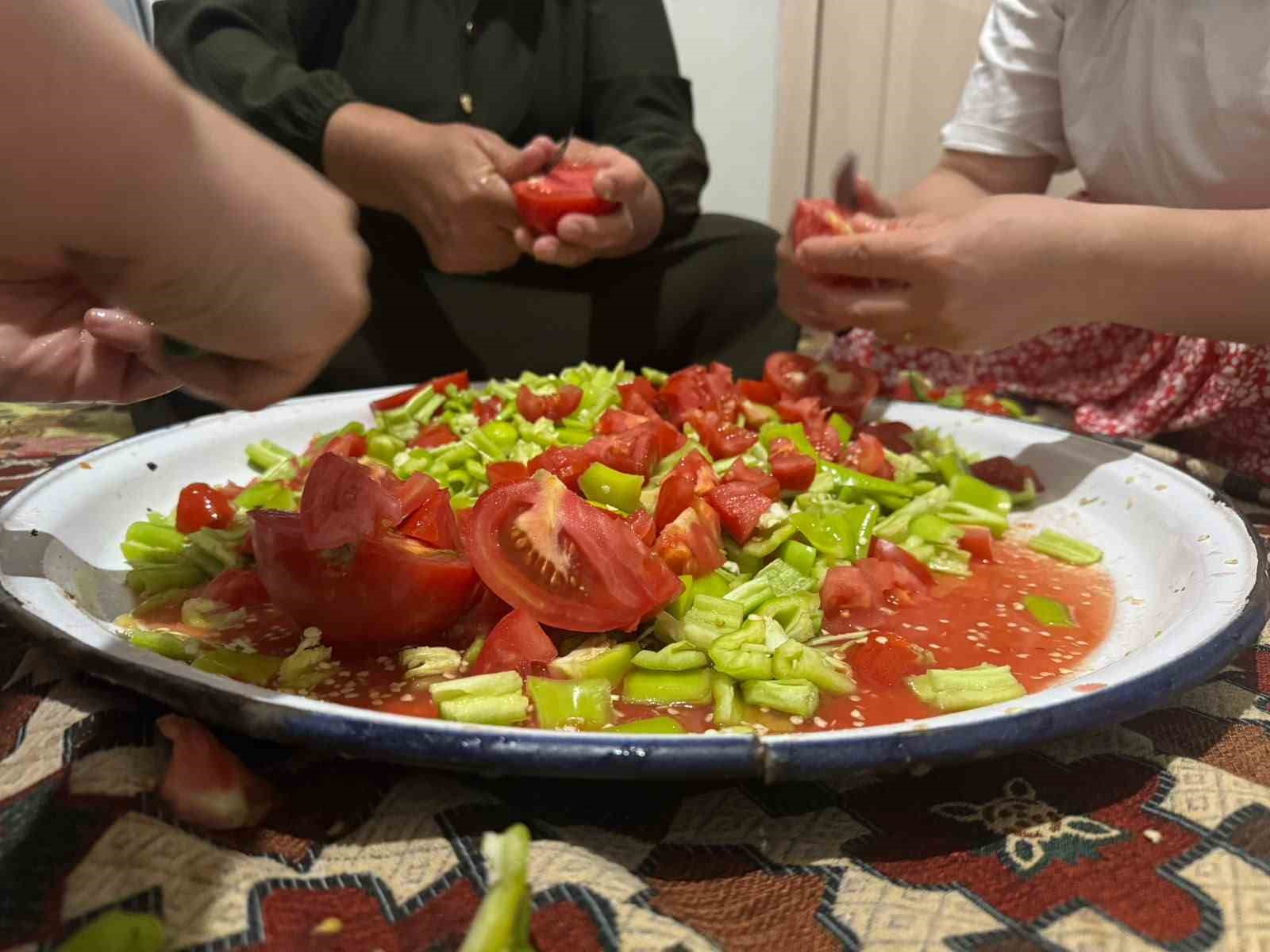 AĞRI'NIN PATNOS İLÇESİNDE VATANDAŞLAR, YAZ MEVSİMİNİN BEREKETİNİ KIŞ SOFRALARINA TAŞIMAK İÇİN TAZE SEBZELERİ TEMİZLEYİP AYIKLAYARAK DERİN DONDURUCULARDA VE KONSERVE OLARAK MUHAFAZA EDİYOR.