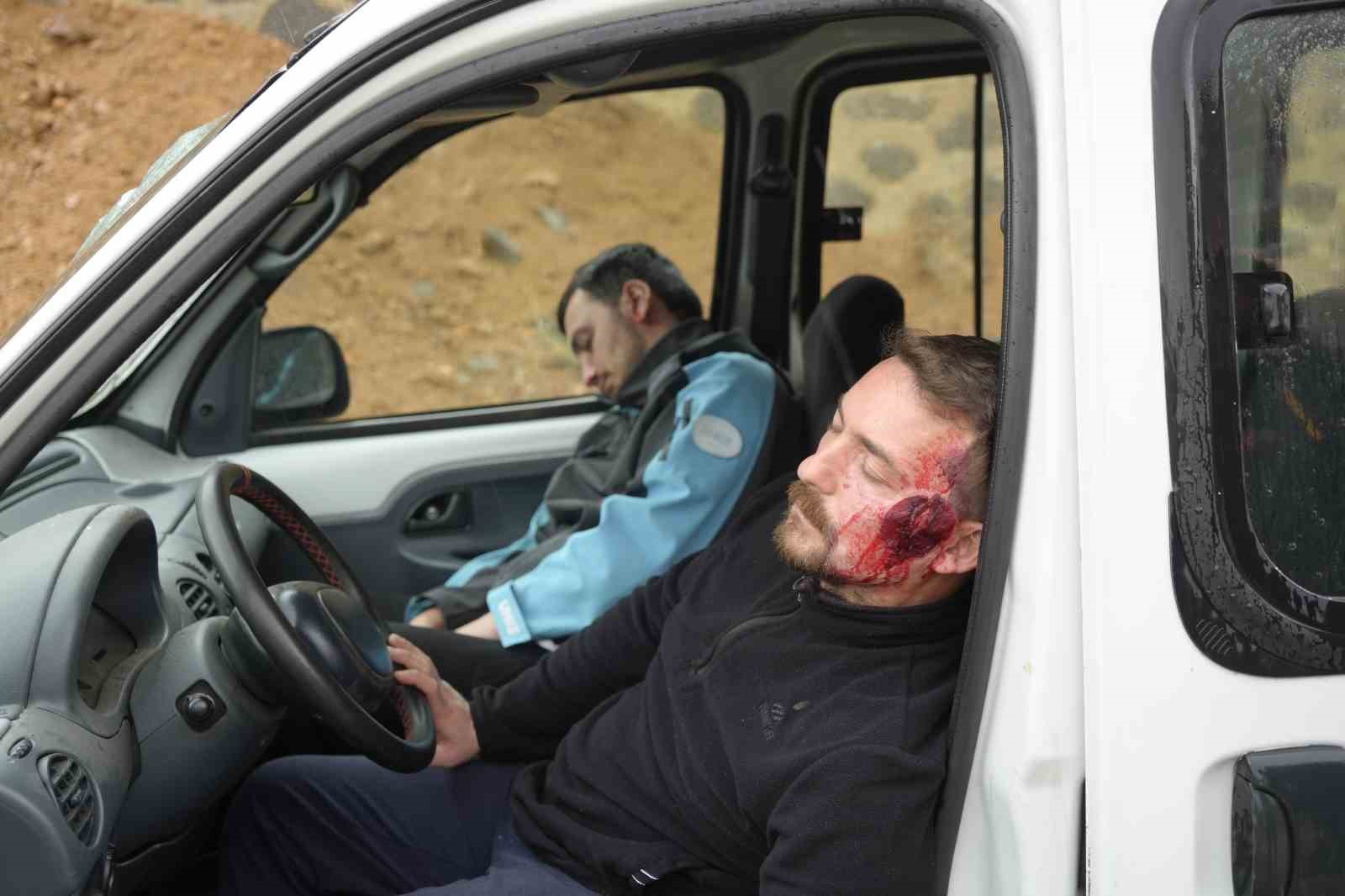 GÜMÜŞHANE’DE UMKE EKİPLERİ, HEYELAN SONRASI TRAFİK KAZASI SENARYOSUYLA MEDİKAL KURTARMA TATBİKATI GERÇEKLEŞTİRDİ.