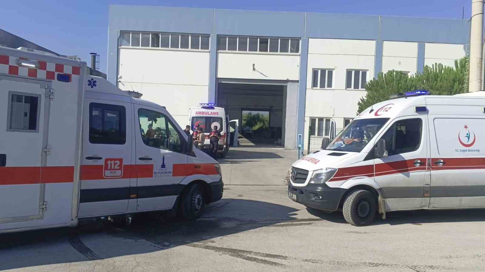 İZMİR'İN TORBALI İLÇESİNDE METAL TOZLARI ÜRETİMİ YAPAN BİR FABRİKADA DEV KAZANIN PATLAMASI SONUZU MEYDANA GELEN İŞ KAZASINDA 2'Sİ AĞIR 3 KİŞİ YARALANDI. İŞÇİLER, FABRİKAYA GELEN AMBULANSLARLA HASTANEYE KALDIRILDI.