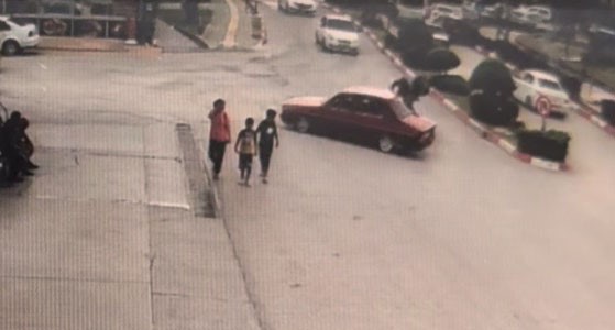 OSMANİYE'NİN KADİRLİ İLÇESİNDE KAVŞAKTA DÖNÜŞ YAPAN OTOMOBİLE MOTOSİKLETİN YANDAN ÇARPMASI SONUCU MOTOSİKLET SÜRÜCÜSÜ YARALANDI. KAZA ANI BİR İŞ YERİNİN GÜVENLİK KAMERASINA YANSIDI.