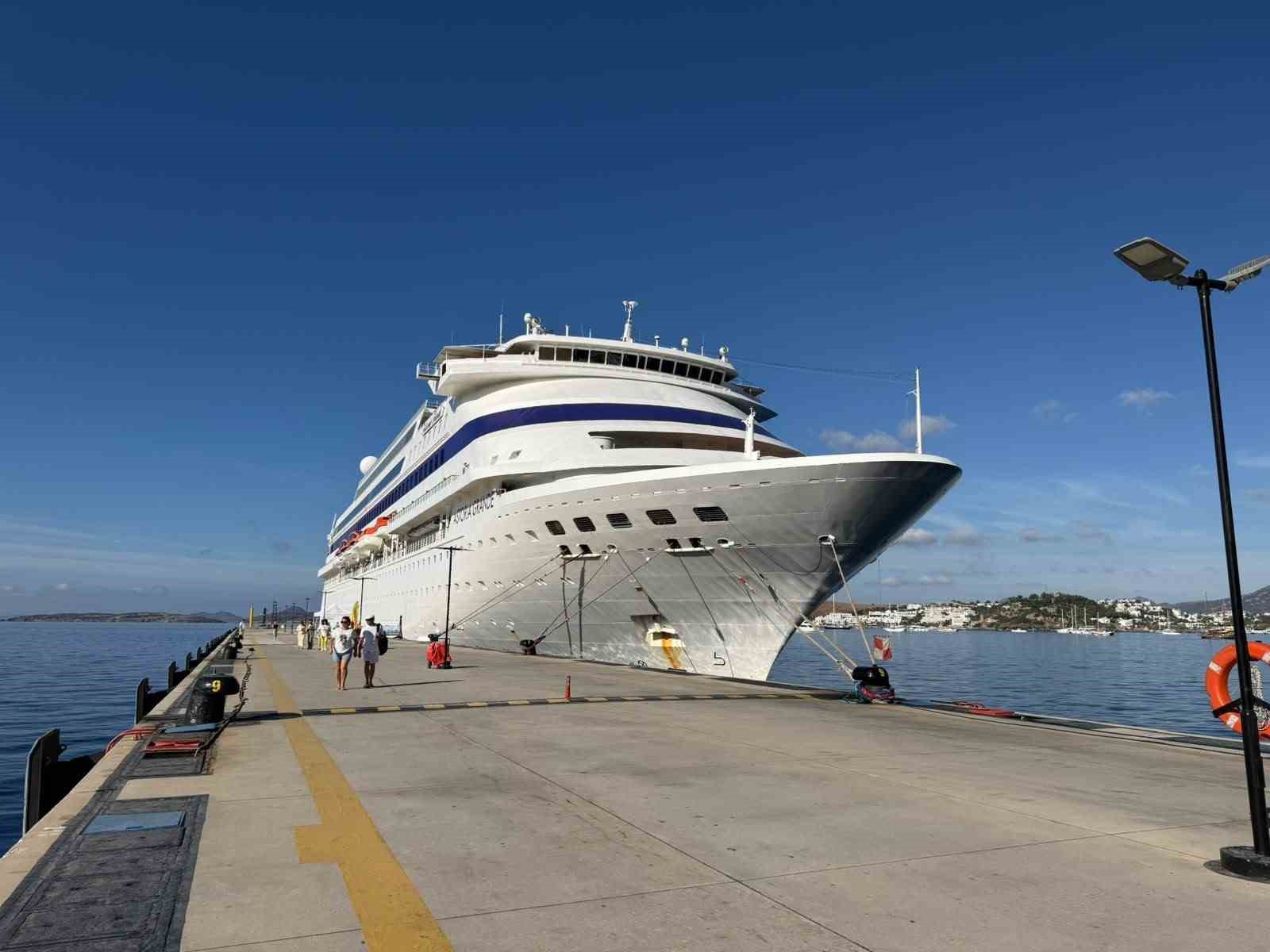 PALAU BAYRAKLI KRUVAZİYER "ASTORİA GRANDE", 447 YOLCUYLA BODRUM'A GELDİ.