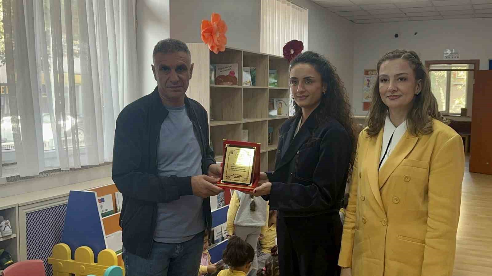 HAYIRSEVERLERE PLAKETLERİ TAKDİM EDİLDİ.