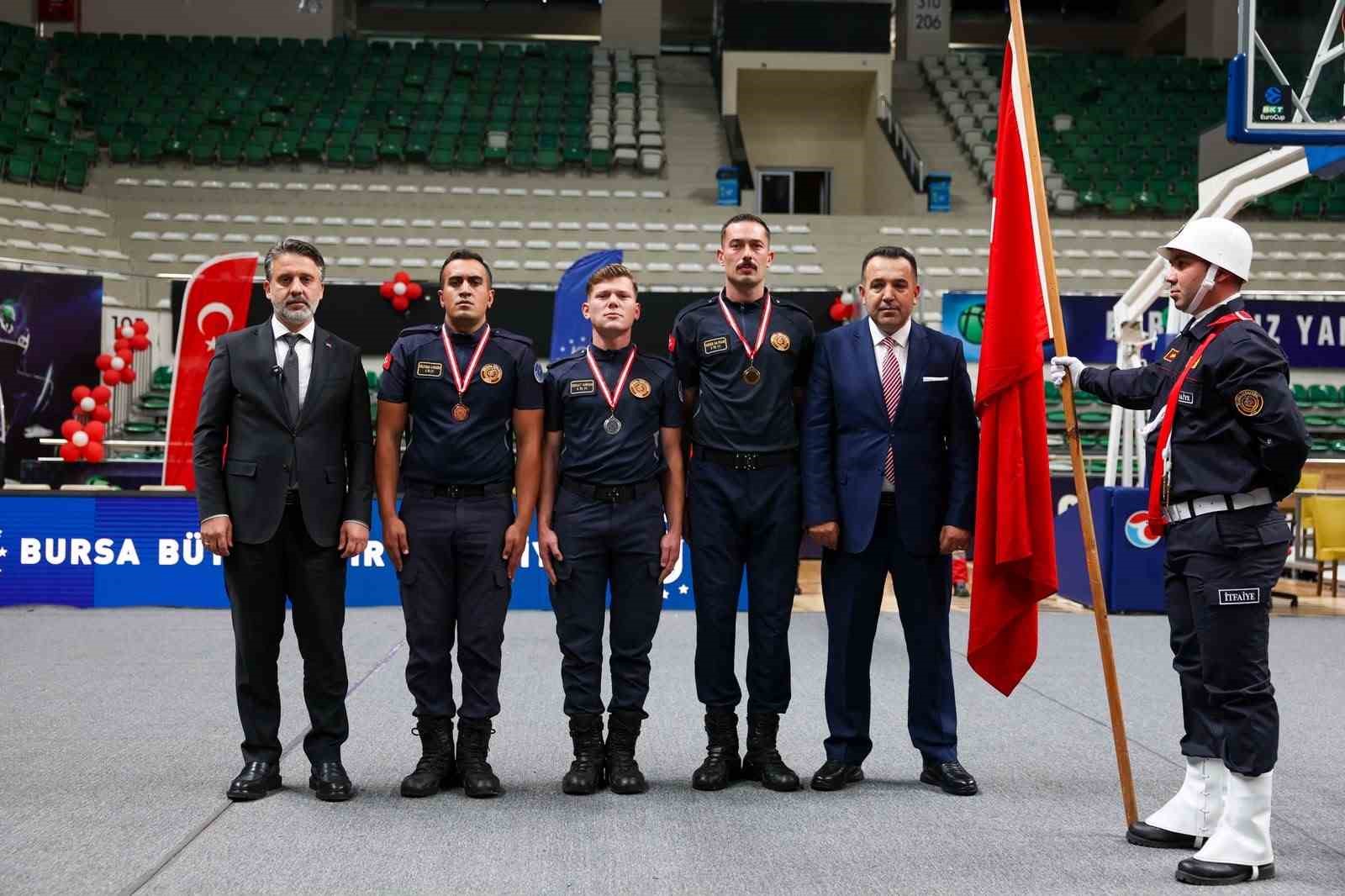BURSA BÜYÜKŞEHİR BELEDİYE BAŞKAN VEKİLİ ŞAHİN BİBA, ‘İTFAİYE MESLEKİ EĞİTİM TAMAMLAMA TÖRENİ’NDE KONUŞTU: "İTFAİYE TEŞKİLATIMIZI GÜÇLENDİRMENİN HAKLI GURURUNU YAŞIYORUZ."