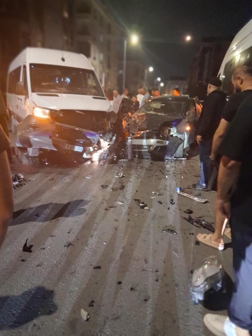 TEKİRDAĞ'IN ÇERKEZKÖY İLÇESİNDE OTOMOBİL İLE MİNİBÜSÜN ÇARPIŞTIĞI KAZADA, SAVRULAN OTOMOBİL PARK HALİNDEKİ BAŞKA BİR MİNİBÜSE ÇARPTI.