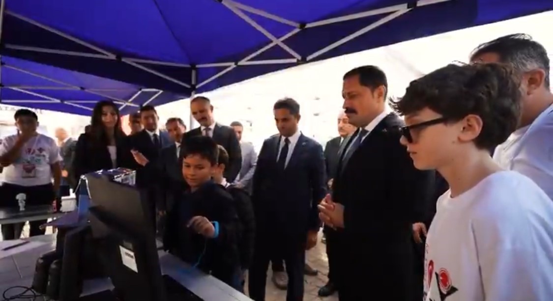 HATAY VALİSİ MUSTAFA MASATLI, DEFNE’DE DÜZENLENEN BİLİM ŞENLİĞİNİN AÇILIŞ PROGRAMINA KATILARAK ÖĞRENCİLERİN HAZIRLADIĞI ÇALIŞMALARI İNCELEDİ.