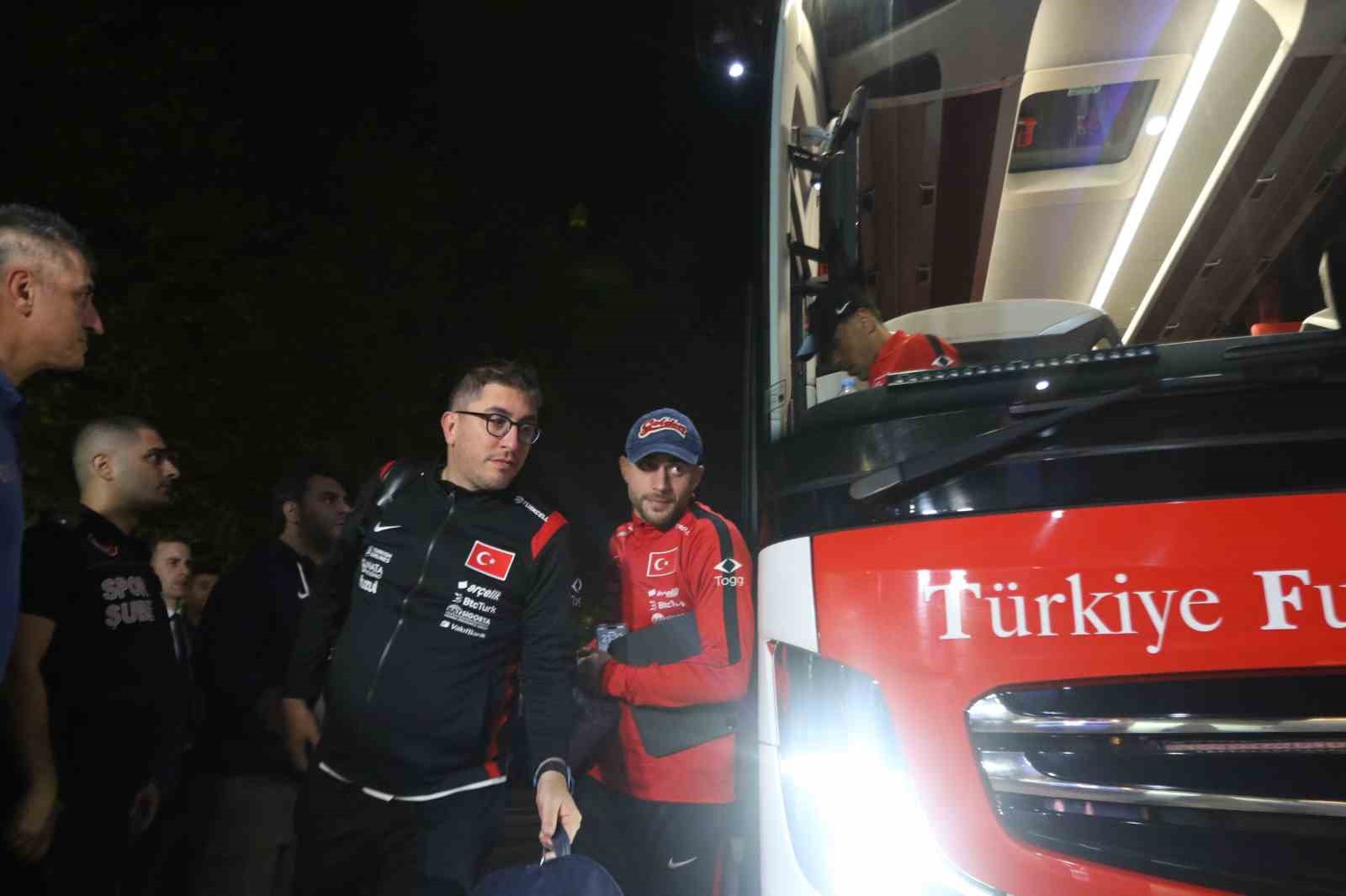 A MİLLİ FUTBOL TAKIMI, FRANSA MAÇI ÖNCESİ KOCAELİ STADYUMU'NDA GERÇEKLEŞTİRDİĞİ KISA YÜRÜYÜŞÜN ARDINDAN KONAKLADIĞI OTELE DÖNERKEN YÜZLERCE TARAFTAR TARAFINDAN COŞKUYLA KARŞILANDI.