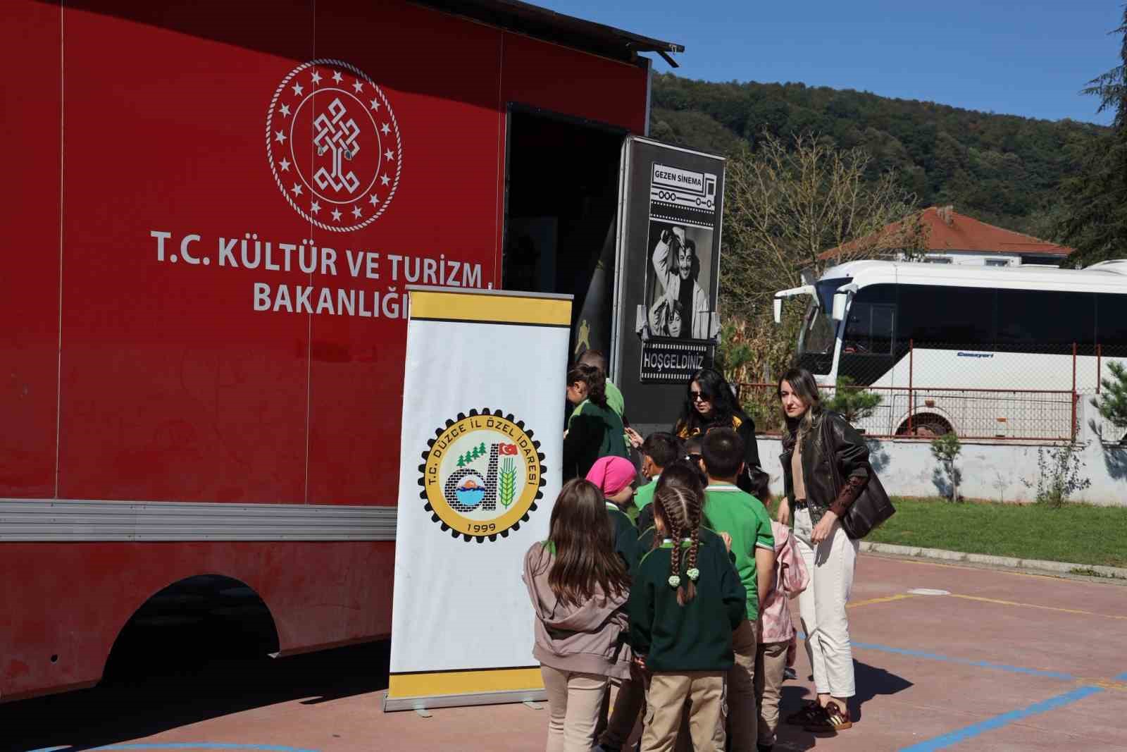 KÜLTÜR VE TURİZM BAKANLIĞI SİNEMA GENEL MÜDÜRLÜĞÜNÜN DESTEKLERİYLE DÜZCE’YE GELEN GEZEN SİNEMA TIRI, CUMAYERİ İLÇESİNDEKİ MEHMET METİN İLKOKULU ÖĞRENCİLERİYLE BULUŞTU.