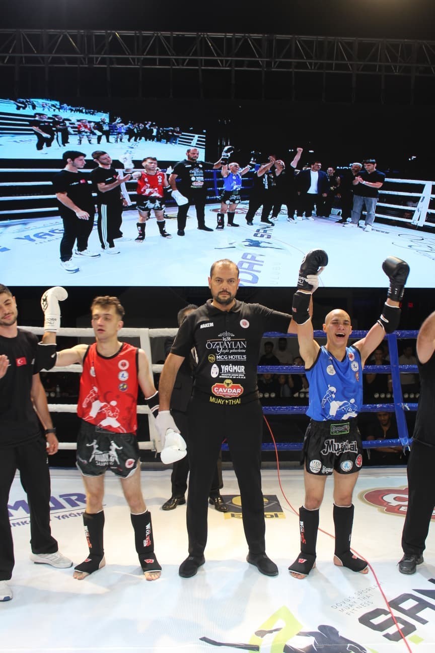 AFYONKARAHİSAR’DA DÜZENLENEN PROFESYONEL MUAYTHAİ GECESİNDE 54 KİLO ELİT CLASS KATEGORİSİNDE RİNGE ÇIKAN MANİSA İL SPOR MÜDÜRLÜĞÜ MUAYTHAİ EĞİTİM MERKEZİ SPORCUSU ÖMER FARUK ÖKSÜZ, EV SAHİBİ AFYONKARAHİSAR’IN MİLLİ SPORCUSUNU MAĞLUP EDEREK ŞAMPİYONLUK KUPASININ SAHİBİ OLDU.