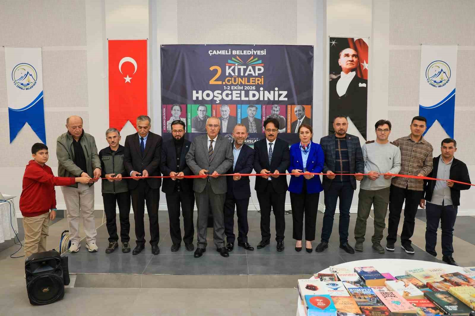 ÇAMELİ BELEDİYESİ TARAFINDAN BU YIL İKİNCİSİ DÜZENLENEN KİTAP GÜNLERİ, DÜZENLENEN AÇILIŞ PROGRAMI BAŞLADI. KİTAP GÜNLERİ, İLK GÜNDEN KİTAPSEVERLER TARAFINDAN YOĞUN İLGİ GÖRDÜ. 2. KİTAP GÜNLERİ, 2 EKİM CUMA GÜNÜ SAAT 18.00 ZİYARETÇİLERİNİ AĞIRLAYACAK.