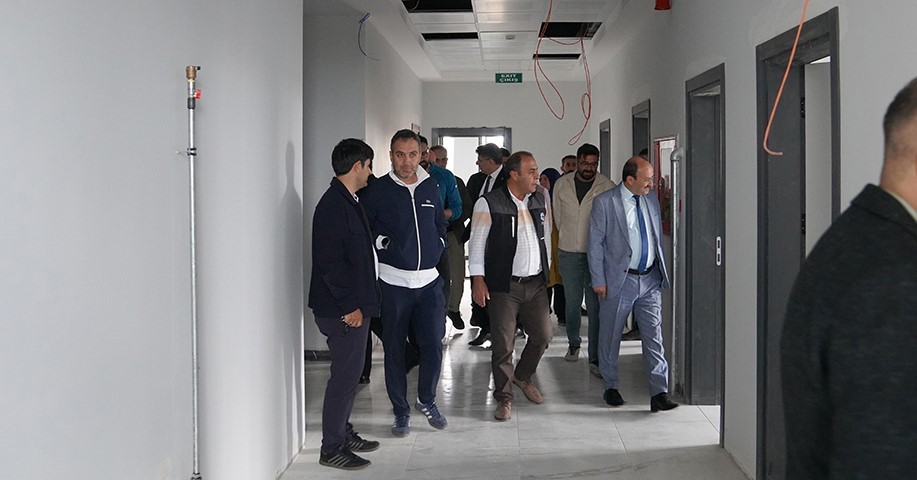 ERZURUM TEKNİK ÜNİVERSİTESİ (ETÜ) REKTÖRÜ PROF. DR. BÜLENT ÇAKMAK, ÜNİVERSİTE ÜST YÖNETİMİYLE BİRLİKTE 2026-2027 AKADEMİK YILI’NIN BAŞLAMASIYLA SPOR BİLİMLERİ FAKÜLTESİNİ ZİYARET EDEREK YÜRÜTÜLEN ÇALIŞMALARI YERİNDE İNCELEDİ.