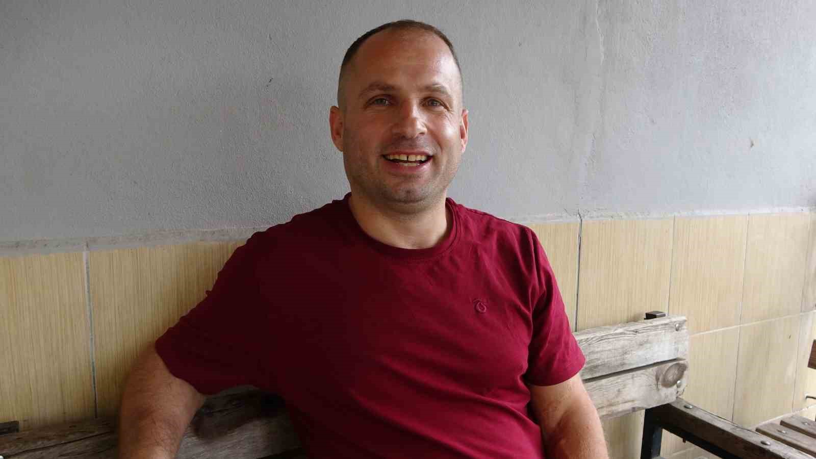 GÖKHAN KUM,  15 GÜNDE EĞİTTİĞİ HOROZLARINI KOMUTLA YÖNETEREK ÖTMELERİNİ SAĞLADI.