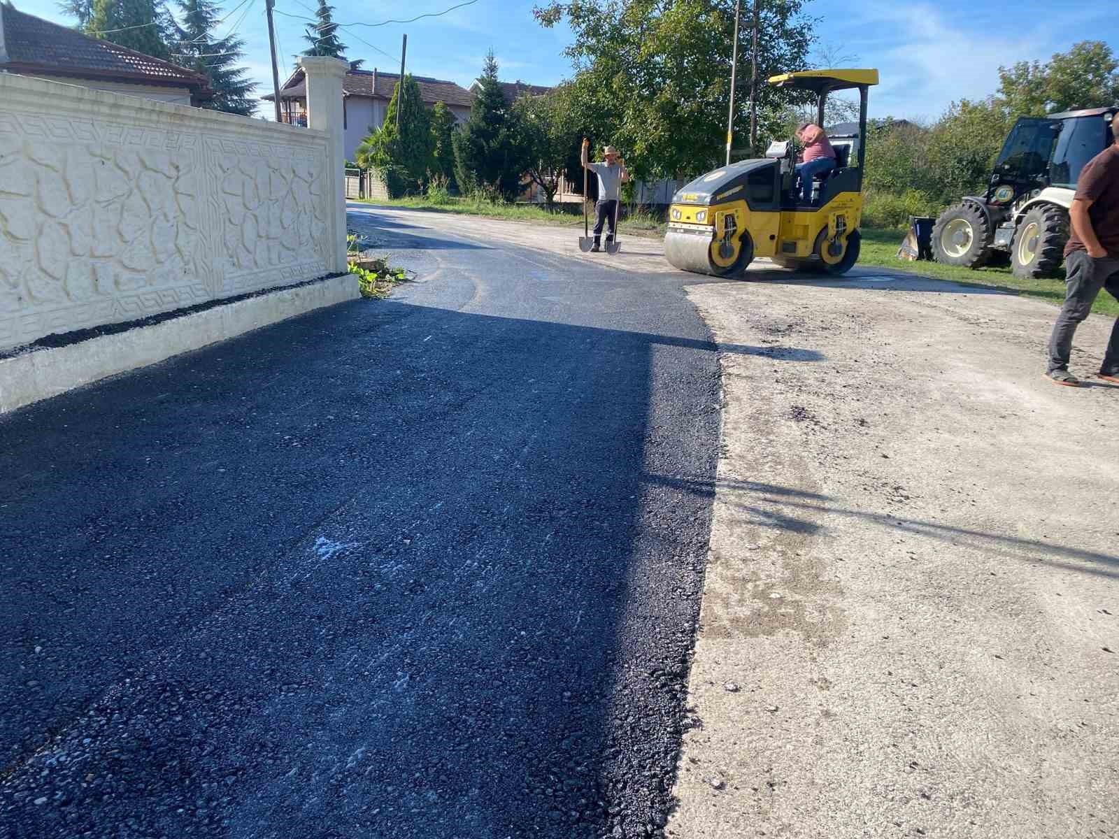 DÜZCE’NİN MERKEZ İLÇESİNE BAĞLI ÇALICUMA KÖYÜ’NDE YOL GÜVENLİĞİNİ VE ULAŞIM KONFORUNU ARTIRMAK AMACIYLA ASFALT YAMA ÇALIŞMALARI DEVAM EDİYOR.