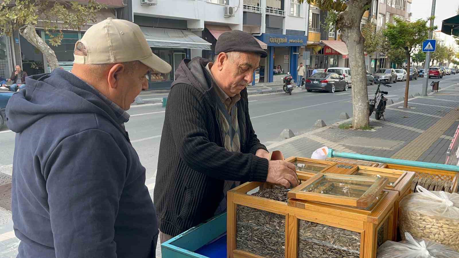 50 YILDIR AYNI YERDE ÇEKİRDEK SATIYOR.
