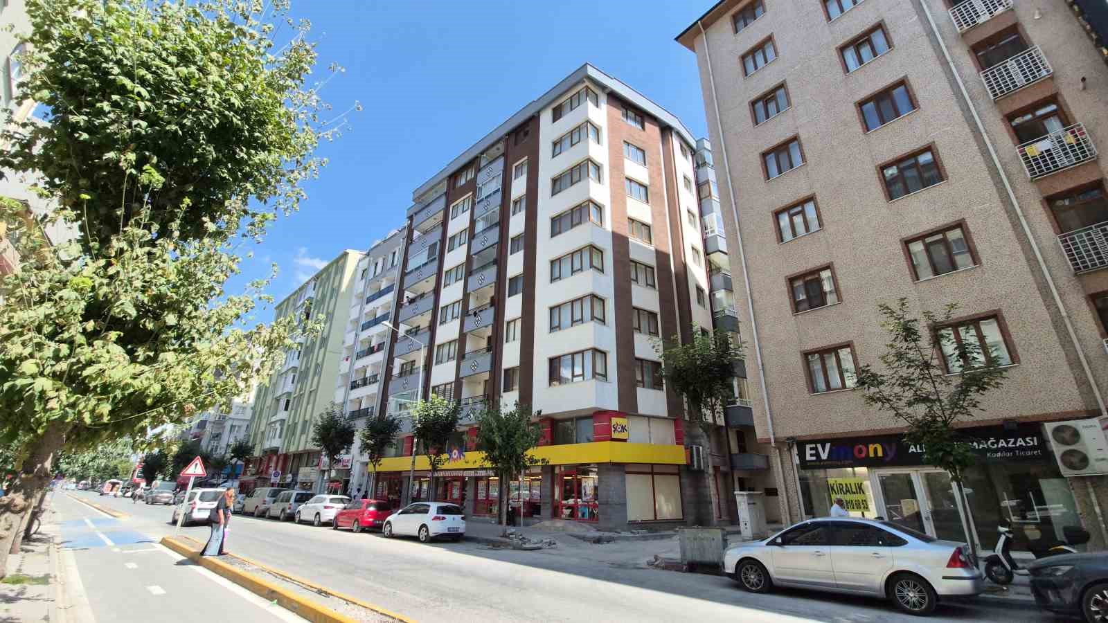 17 AĞUSTOS 1999 GÖLCÜK DEPREMİ'NİN HİSSEDİLDİĞİ ESKİŞEHİR'DE YIKILAN TEK BİNA OLAN VE 33 KİŞİ HAYATINI KAYBETTİĞİ TARHAN APARTMANI'NDAN SAĞ OLARAK KURTULAN DEPREMZEDE MERAL ŞURABATIR, "ENKAZDA KALDIĞIM 20 SAATLİK YAŞAM MÜCADELESİNİ KAZANDIM VE ŞU AN BURADAYIM. ARADAN 27 YIL GEÇTİ AMA HÂLÂ İLK GÜNKÜ GİBİ ACISI ÇOK TAZE" DEDİ.