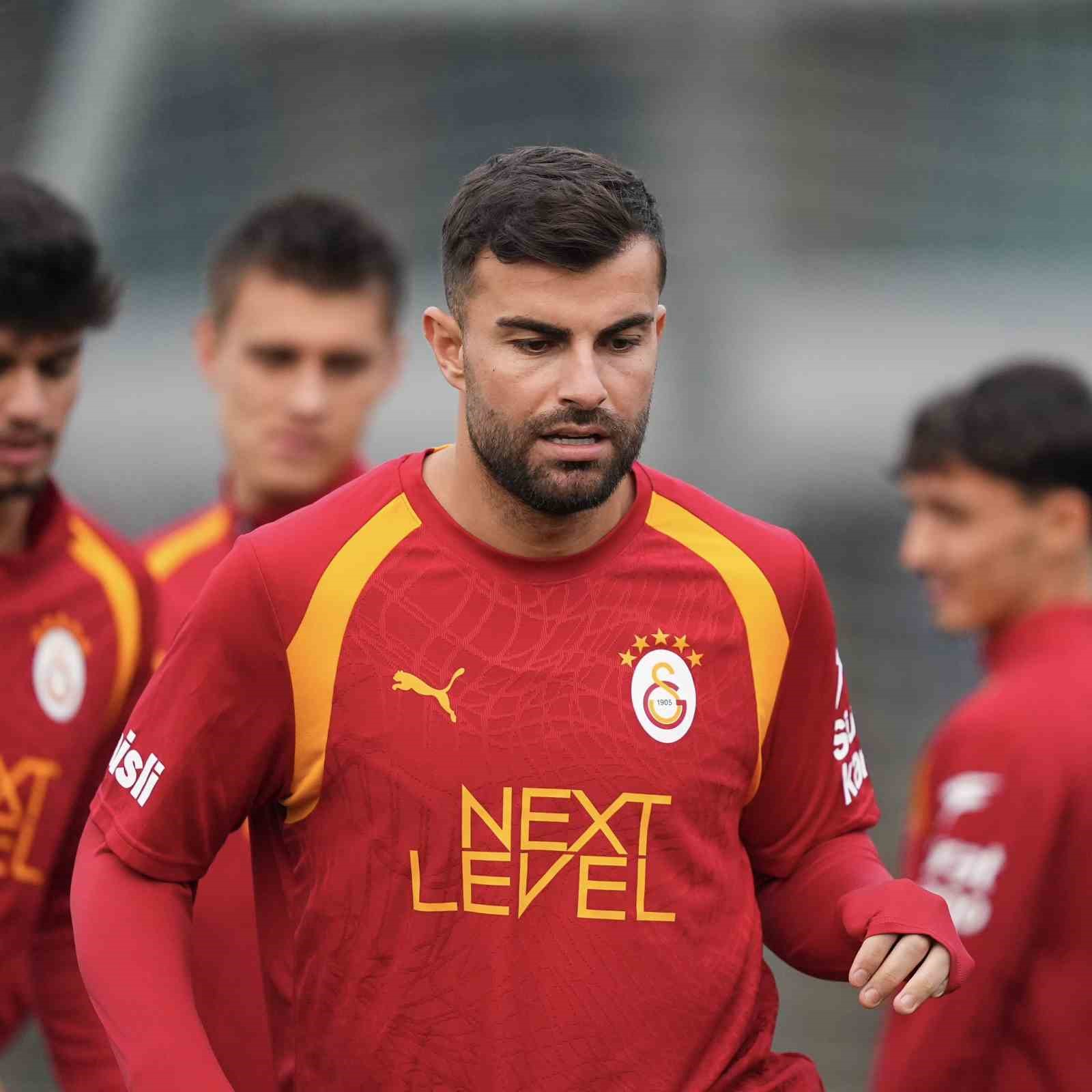 GALATASARAY, TRENDYOL SÜPER LİG’İN 9. HAFTASINDA OYNAYACAĞI FENERBAHÇE MAÇININ HAZIRLIKLARINI YAPTIĞI ANTRENMANLA TAMAMLADI.