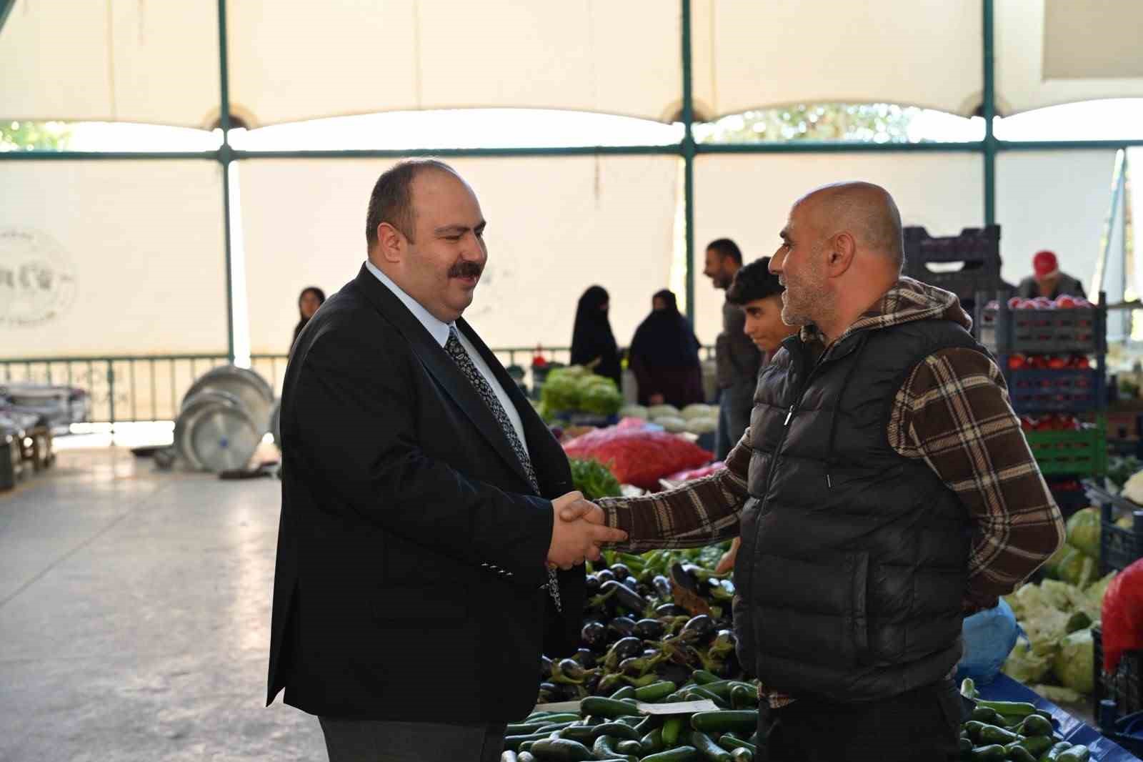 VATANDAŞLARIN AKTARDIĞI KONULAR HAKKINDA KARŞILIKLI DEĞERLENDİRMELERDE BULUNAN HAMAMCI, BELEDİYE HİZMETLERİYLE İLGİLİ DE BİLGİ ALIŞVERİŞİNDE BULUNDU.