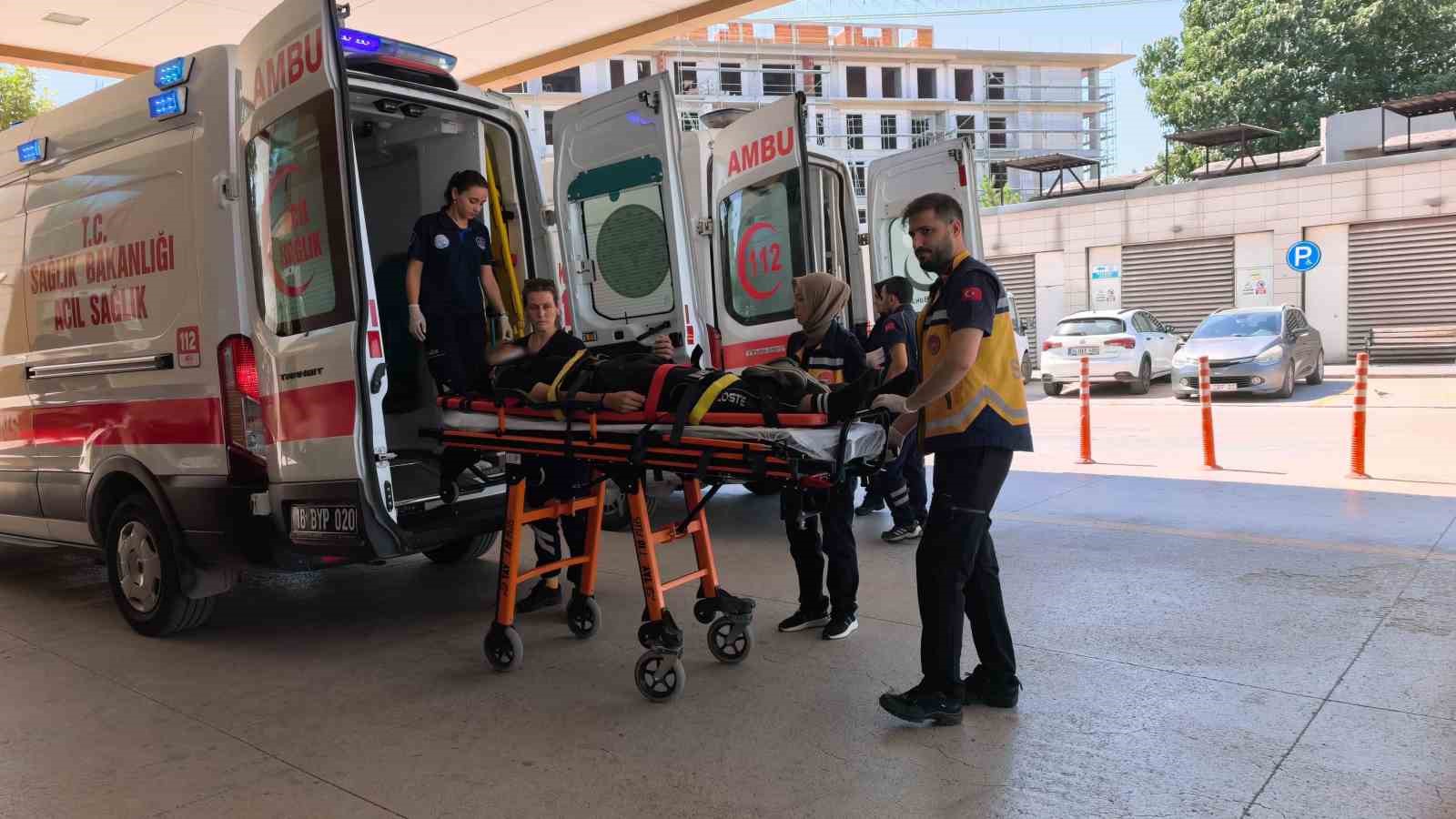 YARALI 2 GENÇ, AMBULANSLARLA İNEGÖL DEVLET HASTANESİ’NE KALDIRILARAK TEDAVİ ALTINA ALINDI.
