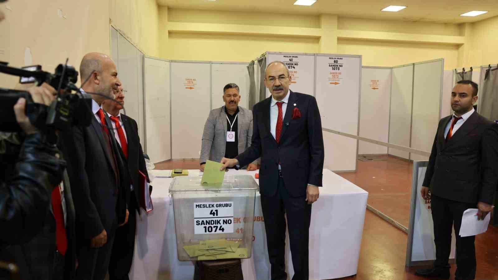 KAYSERİ TİCARET ODASI'NIN (KTO) ORGAN SEÇİMLERİ BAŞLARKEN, ONLARCA ÜYE OY KULLANMAK İÇİN ALANA GELDİ. KTO BAŞKANI VE BAŞKAN ADAYI ÖMER GÜLSOY SEÇİMLE İLGİLİ, "TAM GAZ ÇALIŞMAYA ÖNÜMÜZDEKİ DÖNEMDE DE DEVAM EDECEĞİZ" DERKEN, DİĞER BAŞKAN ADAYI ALİ ALKAN İSE, "DEMOKRASİ ŞÖLENİ YAŞIYORUZ" İFADELERİNİ KULLANDI.