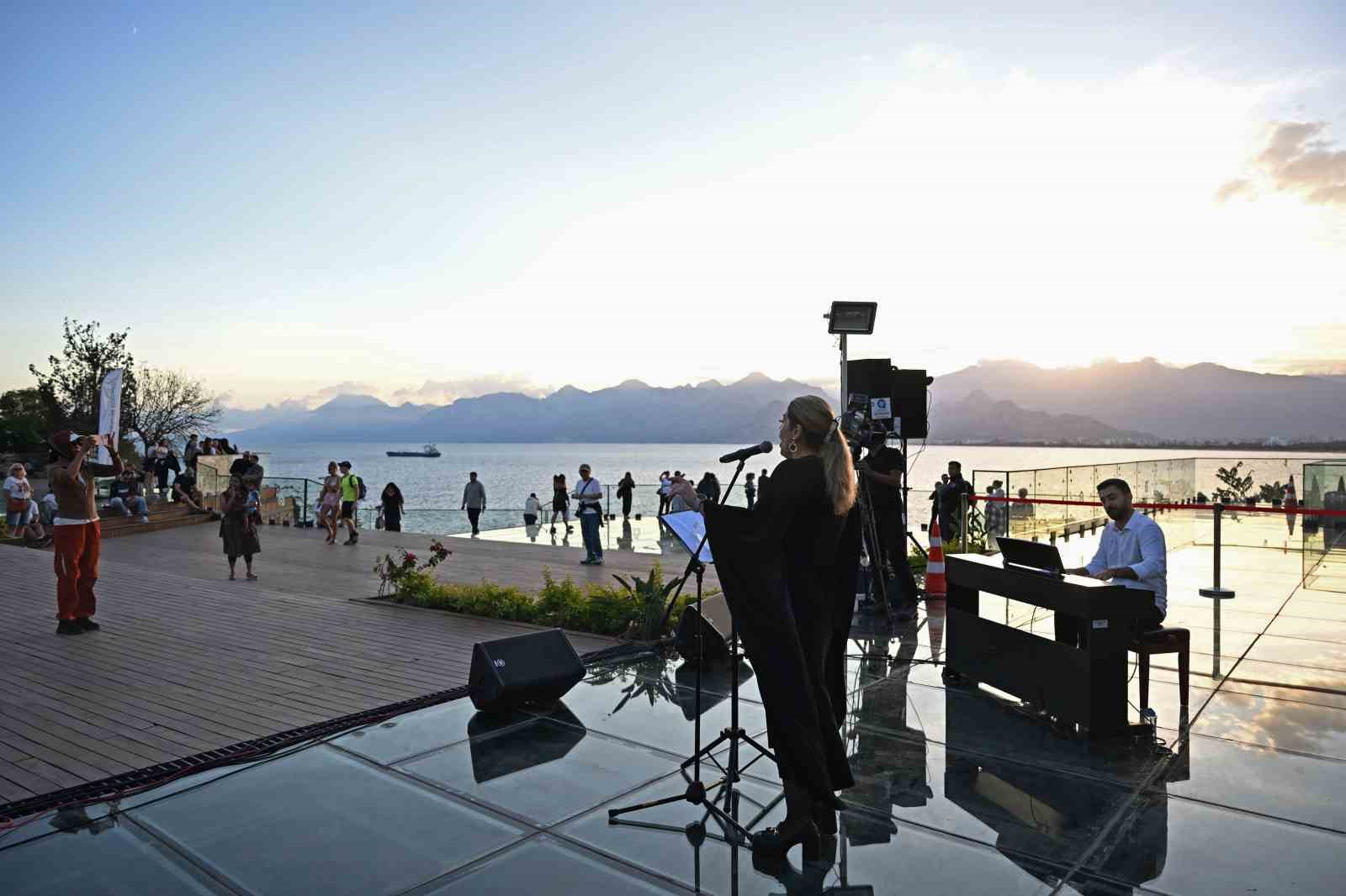 ANTALYA BÜYÜKŞEHİR BELEDİYESİ İSMAİL BAHA SÜRELSAN KONSERVATUVARI TARAFINDAN DÜZENLENEN GÜN BATIMI KONSERLERİ, TARİHİ HIDIRLIK KULESİ’NDE MÜZİKSEVERLERİ AĞIRLAMAYA DEVAM EDİYOR.
