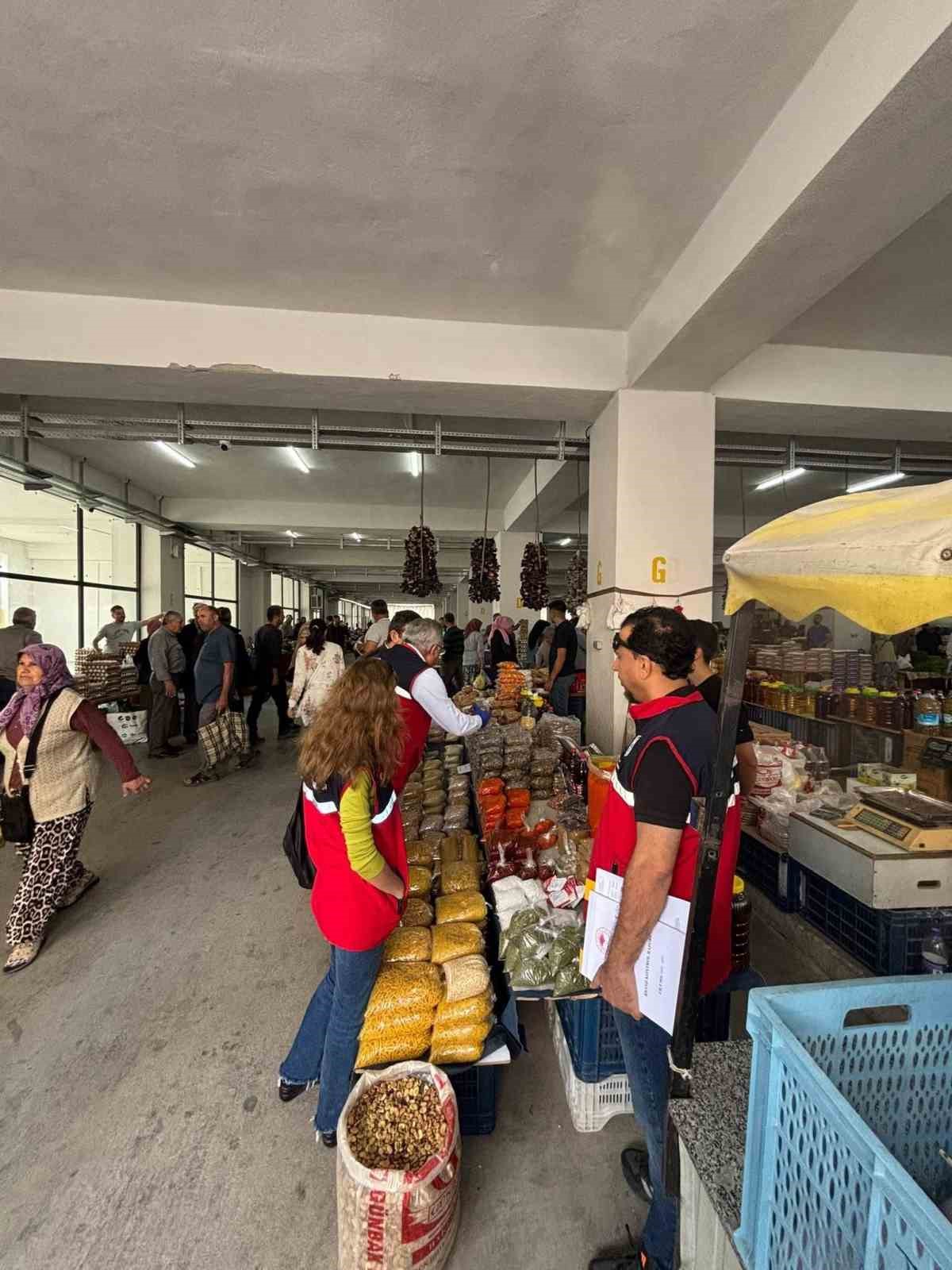 AYDIN’IN BUHARKENT İLÇESİNDE TÜKETİCİLERİN SAĞLIKLI VE GÜVENİLİR GIDAYA ULAŞABİLMESİ AMACIYLA İLÇE MERKEZİNDE VE SAVCILLI MAHALLESİ’NDE KURULAN PAZAR YERLERİNDE GIDA DENETİMİ GERÇEKLEŞTİRİLDİ.