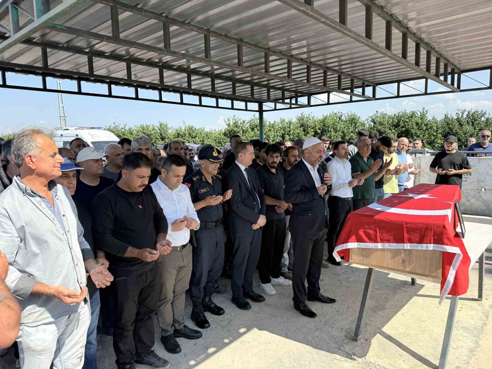 KUZEY KIBRIS TÜRK CUMHURİYETİ'NİN (KTKC) GİRNE KENTİ AÇIKLARINDA MEYDANA GELEN GEMİ FACİASININ ARDINDAN SÜRDÜRÜLEN ARAMA ÇALIŞMALARI KAPSAMINDA NAAŞI BULUNAN ÜNİVERSİTE ÖĞRENCİSİ ÖZGÜR GÖNÜL'ÜN CENAZESİ MERSİN'İN TARSUS İLÇESİNDE TOPRAĞA VERİLDİ.